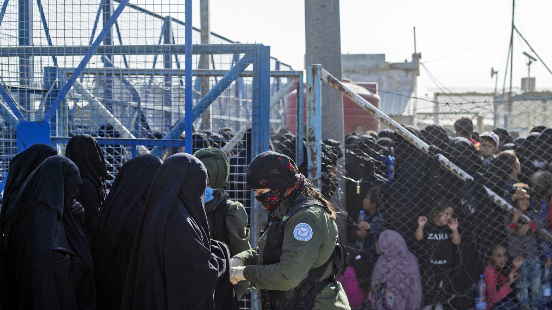 "هروب عائلات داعش من مخيم الهول".. ما حقيقة الفيديو المتداول؟