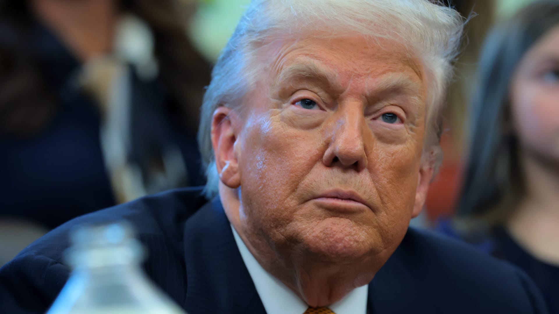 أوروبا لا تستبعد الرد بـ"البازوكا" على تعريفات ترامب.. ماذا يعني ذلك؟