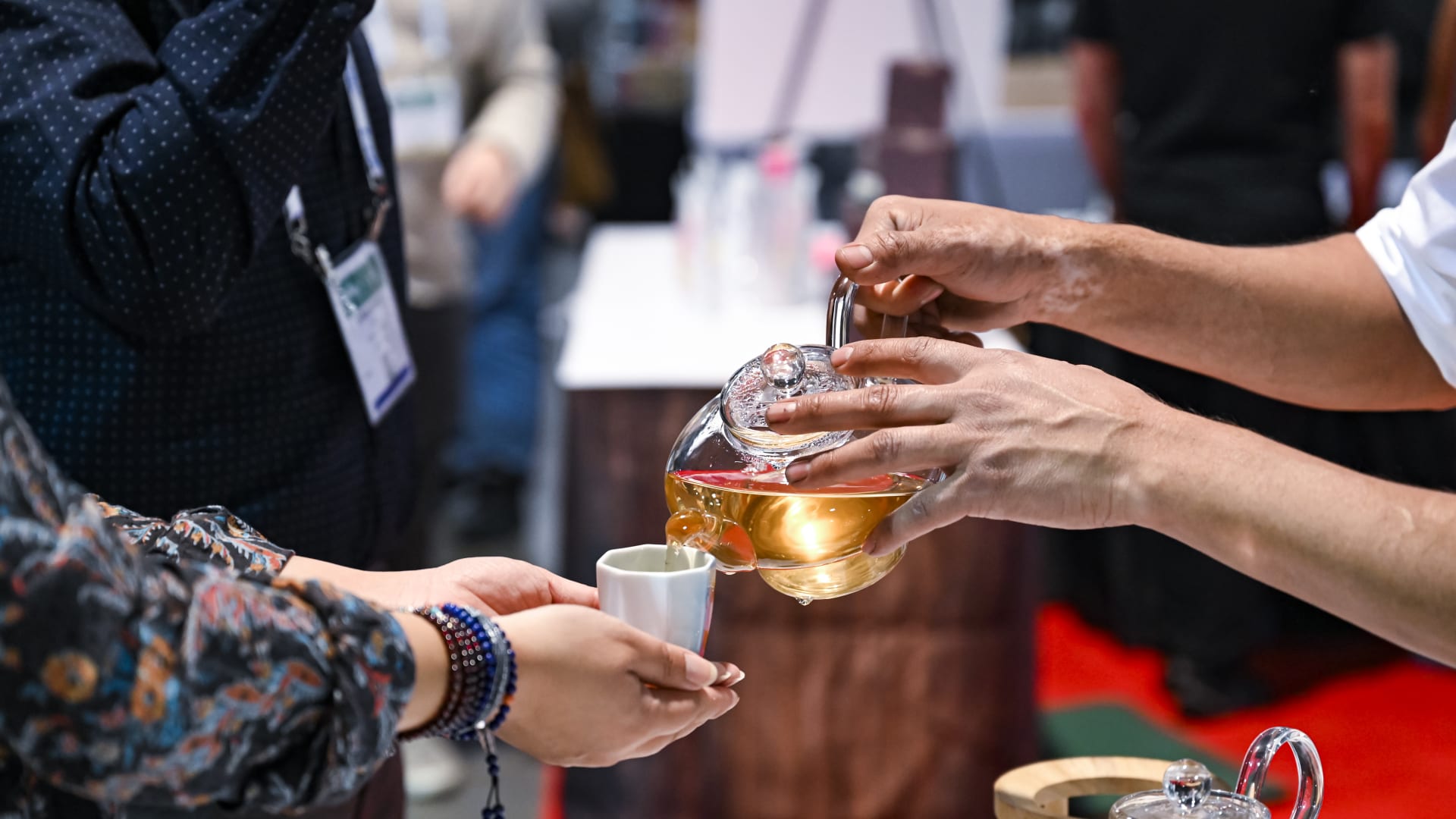 ترند "تحدي الشاي المغلي" يثير جدلًا واسعًا في مصر وسط تحذيرات رسمية