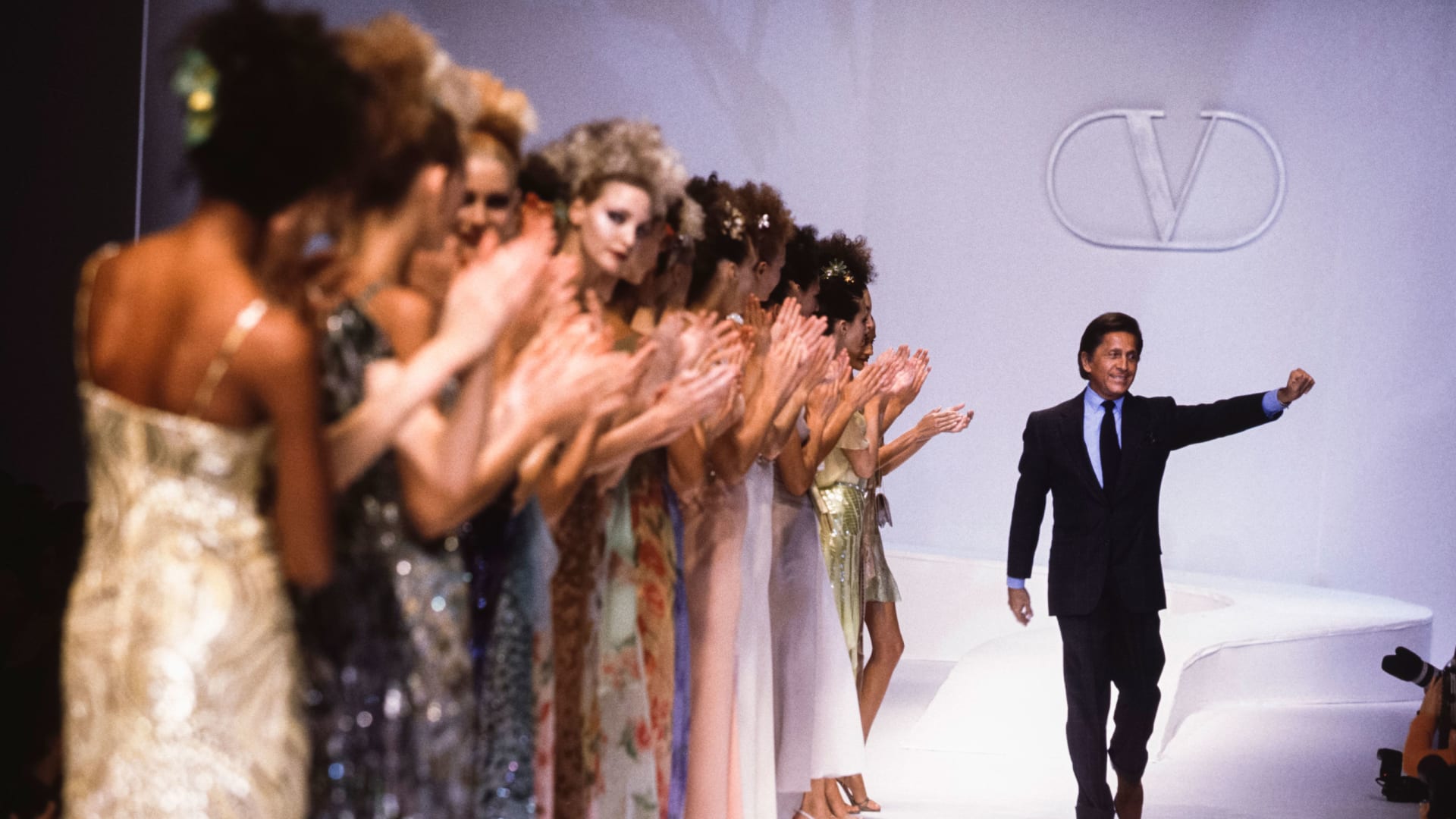 فالنتينو غارافاني..أسطورة الموضة العالميّة في صور خالدة