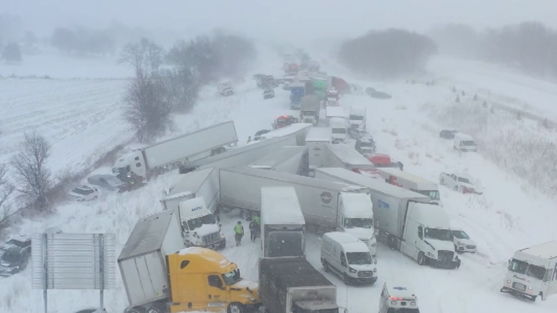 فيديو لحادث تصادم ضخم بين أكثر من 100 سيارة وشاحنة في ولاية ميشيغان