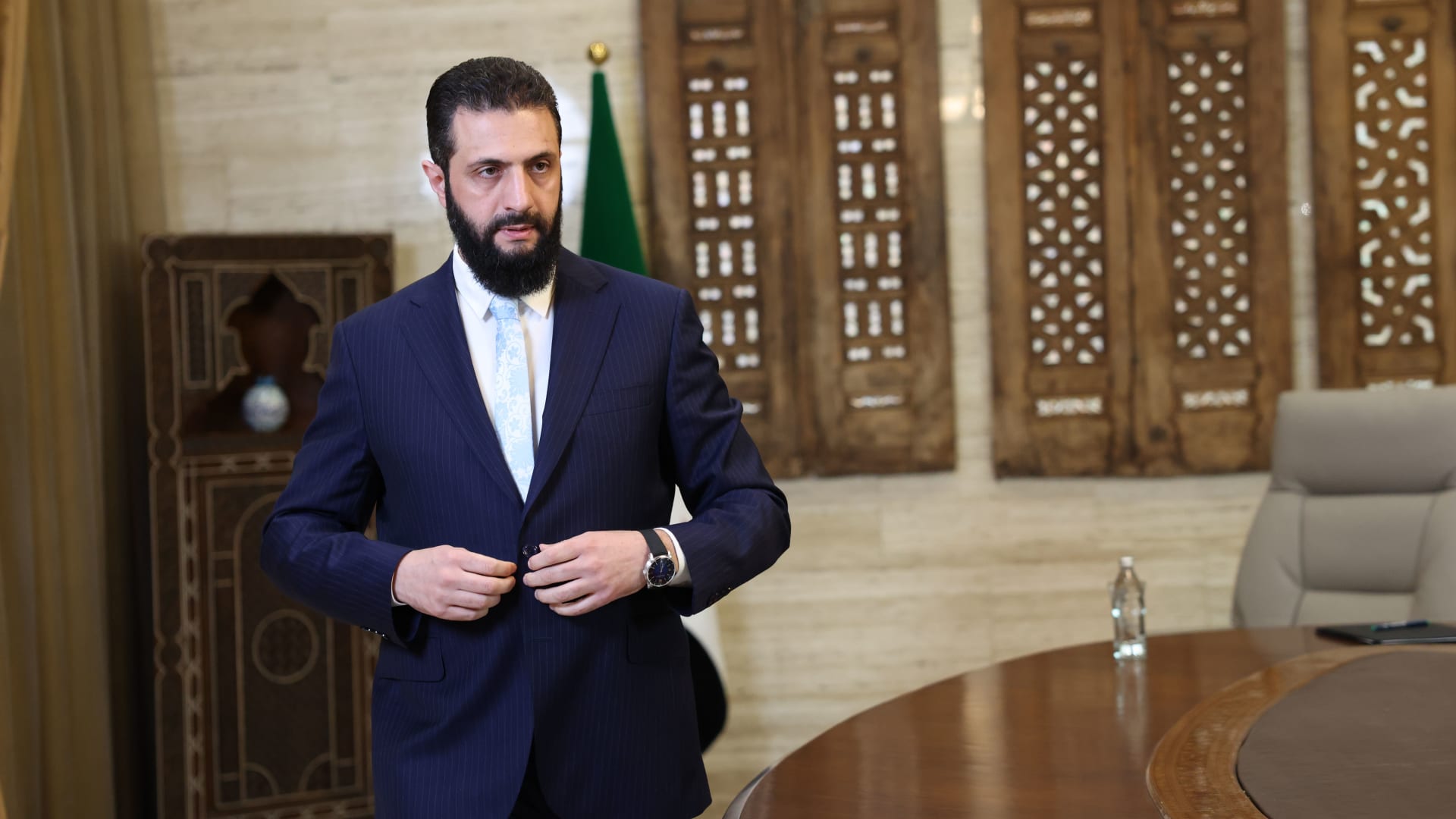 سوريا وتوضيح موقف أمريكا من "قسد" قبل وبعد قيادة أحمد الشرع وخلع بشار الأسد بلسان مبعوث ترامب