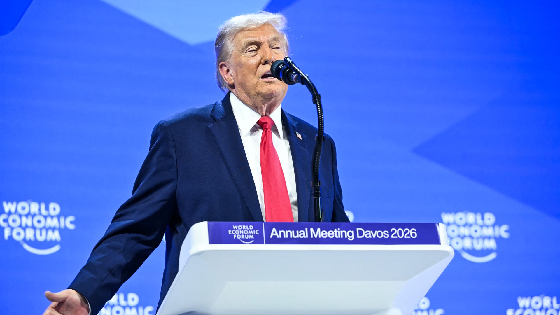 "قطعة ثلج في المحيط".. ترامب يُسمّي غرينلاند "آيسلندا" في خطابه بدافوس