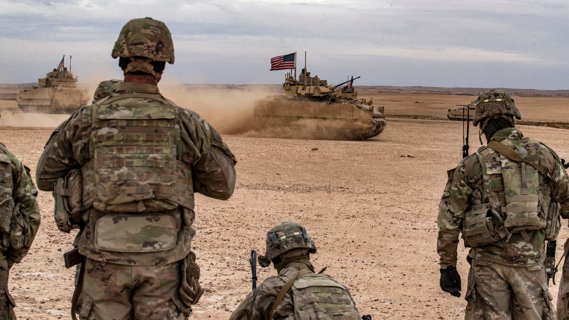 "سنتكوم" تُعلن بدء عملية نقل مقاتلي "داعش" من شمال شرق سوريا إلى العراق