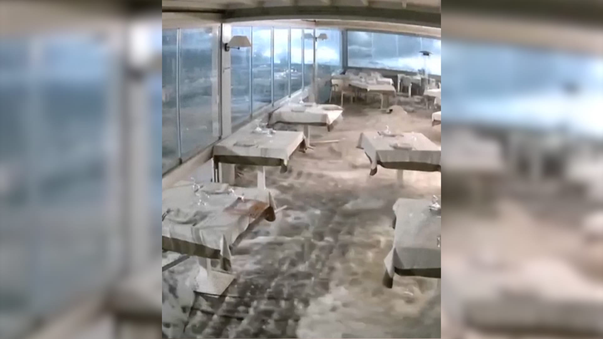 مياه فيضانات تغمر مطعمًا في صقلية.. شاهد ما رصدته الكاميرا