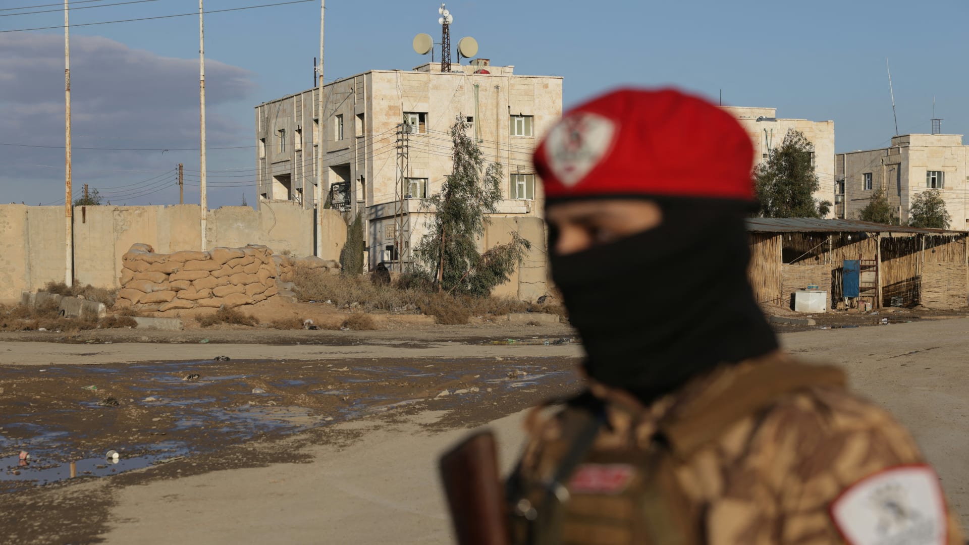 لماذا عاد مصير سجناء "داعش" في سوريا إلى دائرة الضوء؟