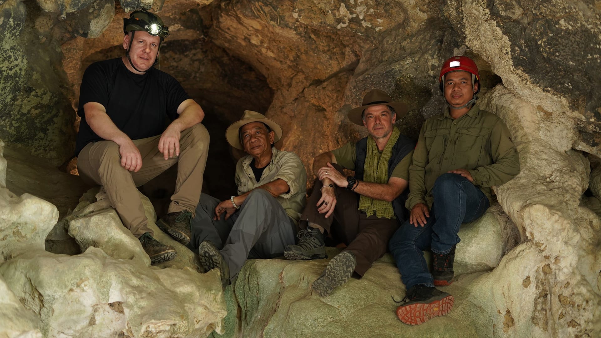 أقدم رسم يد معروف في العالم.. اكتشاف في إندونيسيا يعود إلى أكثر من 67 ألف عام