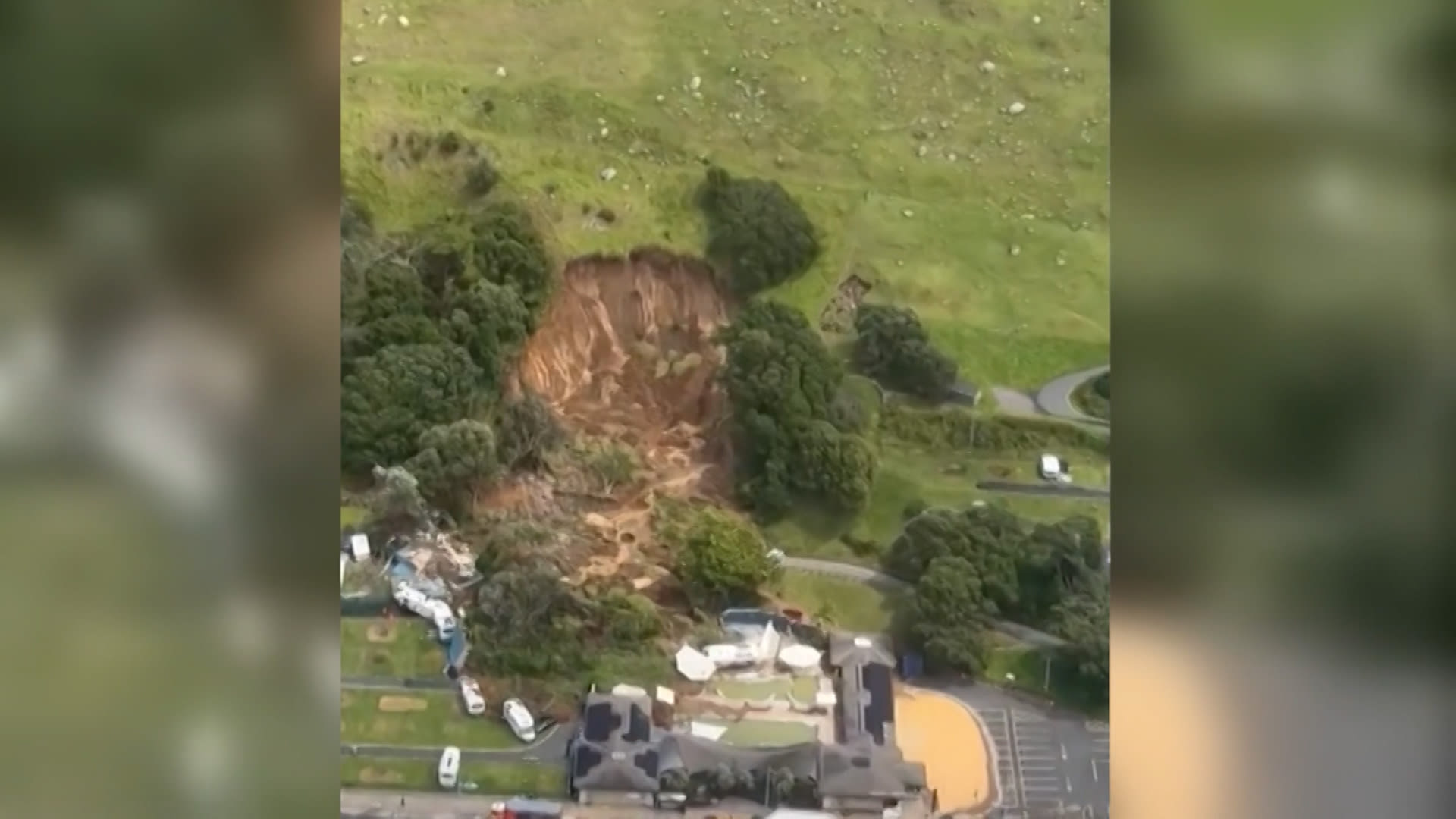 انهيار أرضي مدمر في موقع تخييم بنيوزيلندا.. ناجٍ يصف كيف أفلت من الكارثة