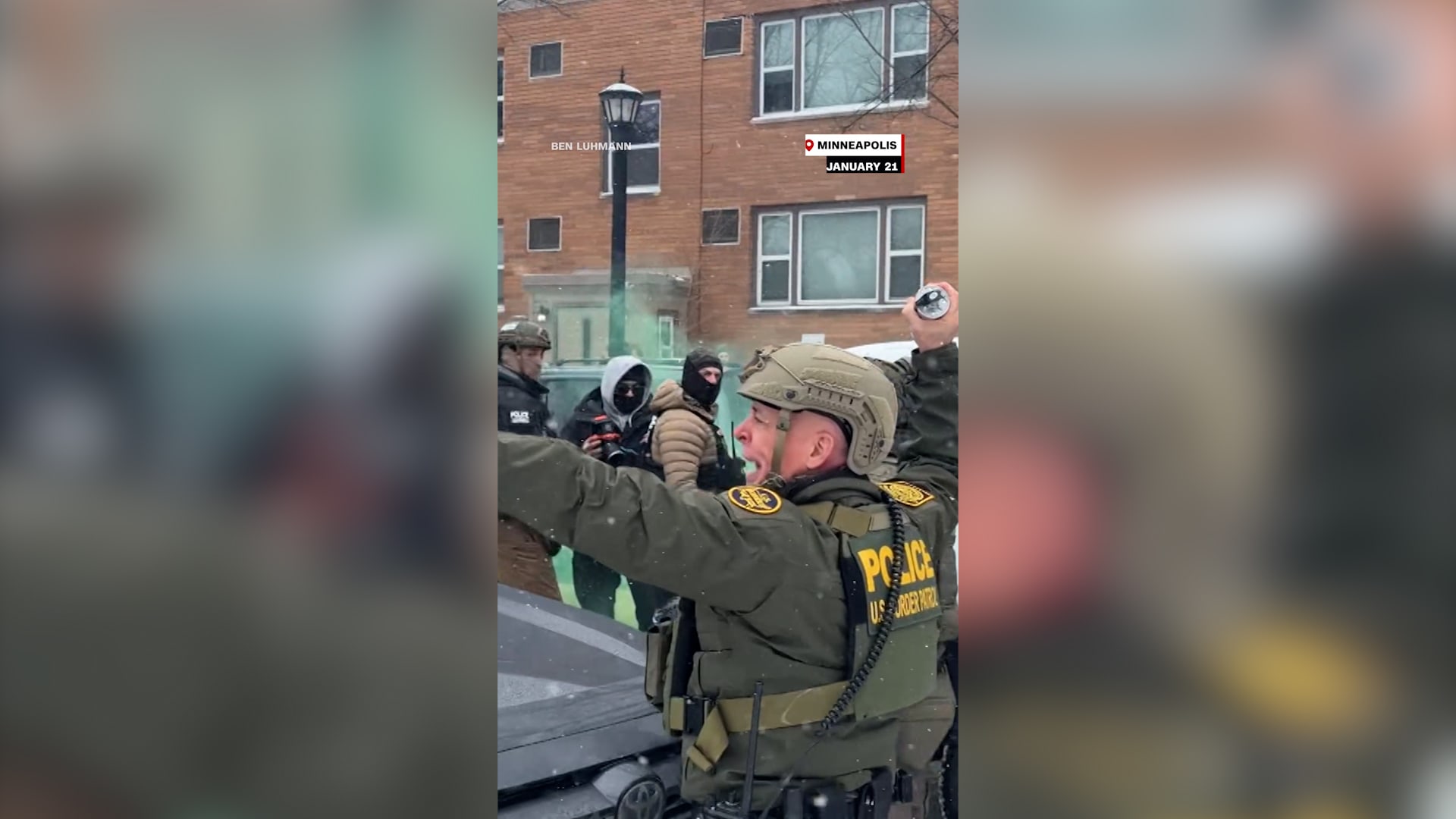 فيديو يُظهر رئيس إدارة الهجرة يُلقي قنبلة غاز على حشد من المتظاهرين