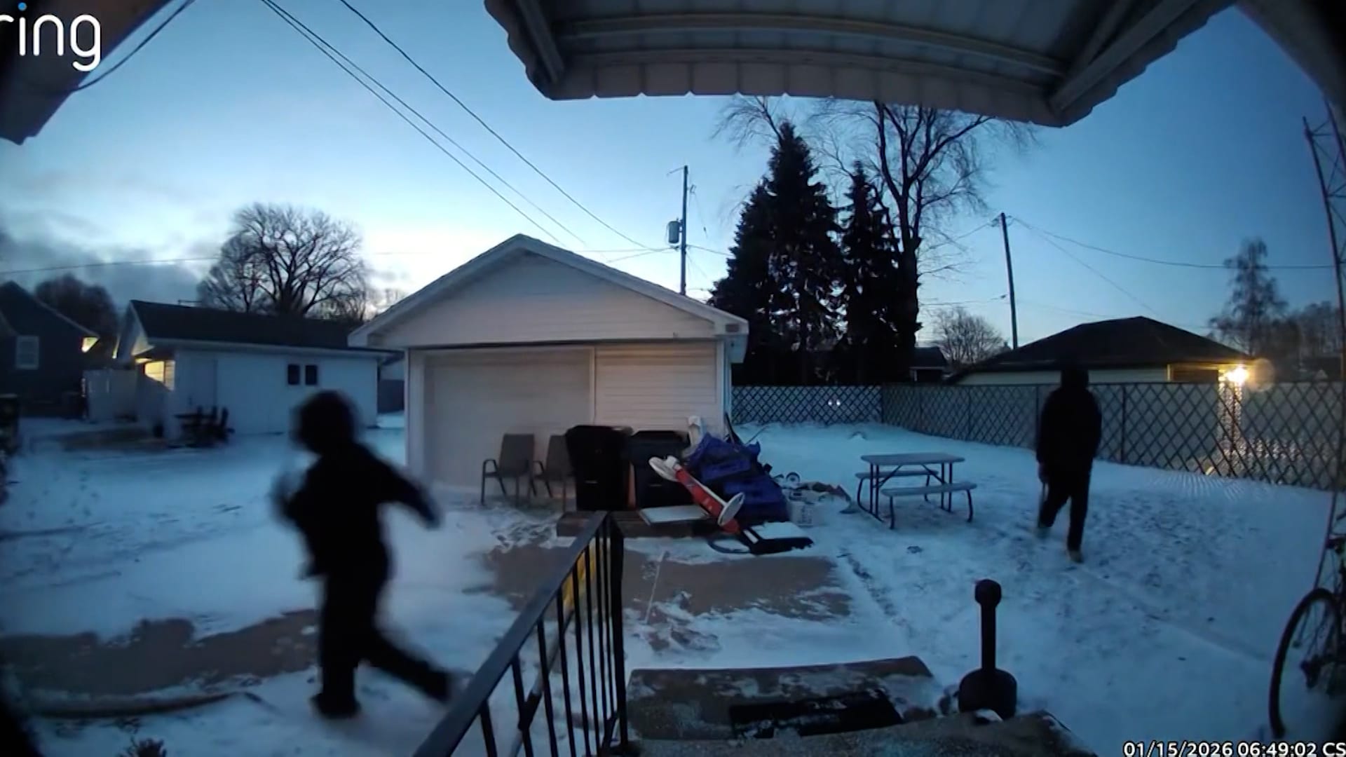 هوجمت بمضرب بيسبول.. لحظة اعتداء وحشي على امرأة حامل أمام دار رعاية في أمريكا