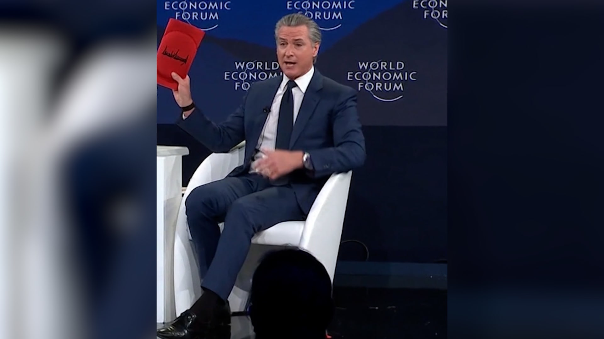 عليها توقيع ترامب.. حاكم كاليفورنيا يُحضر وسادات حماية الركبة الخاصة به إلى دافوس