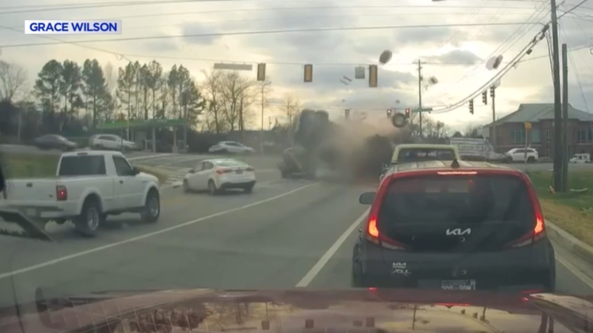 ضغطت دواسة الوقود بدل الفرامل.. ثمانينية تصدم 7 سيارات متوقفة على إشارة مرور حمراء