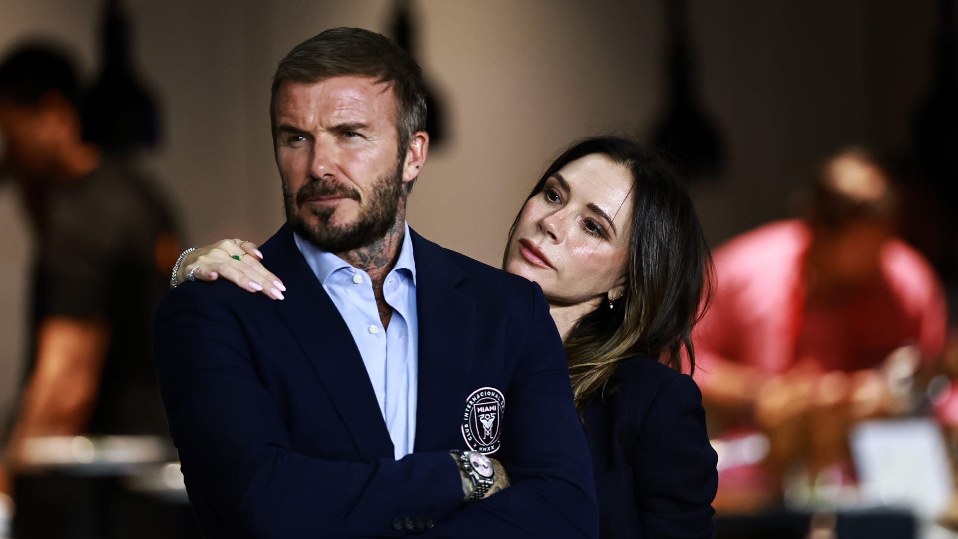 علاقة عائلة بيكهام مع ابنهم بروكلين تطلق نقاشا حادا على مواقع التواصل