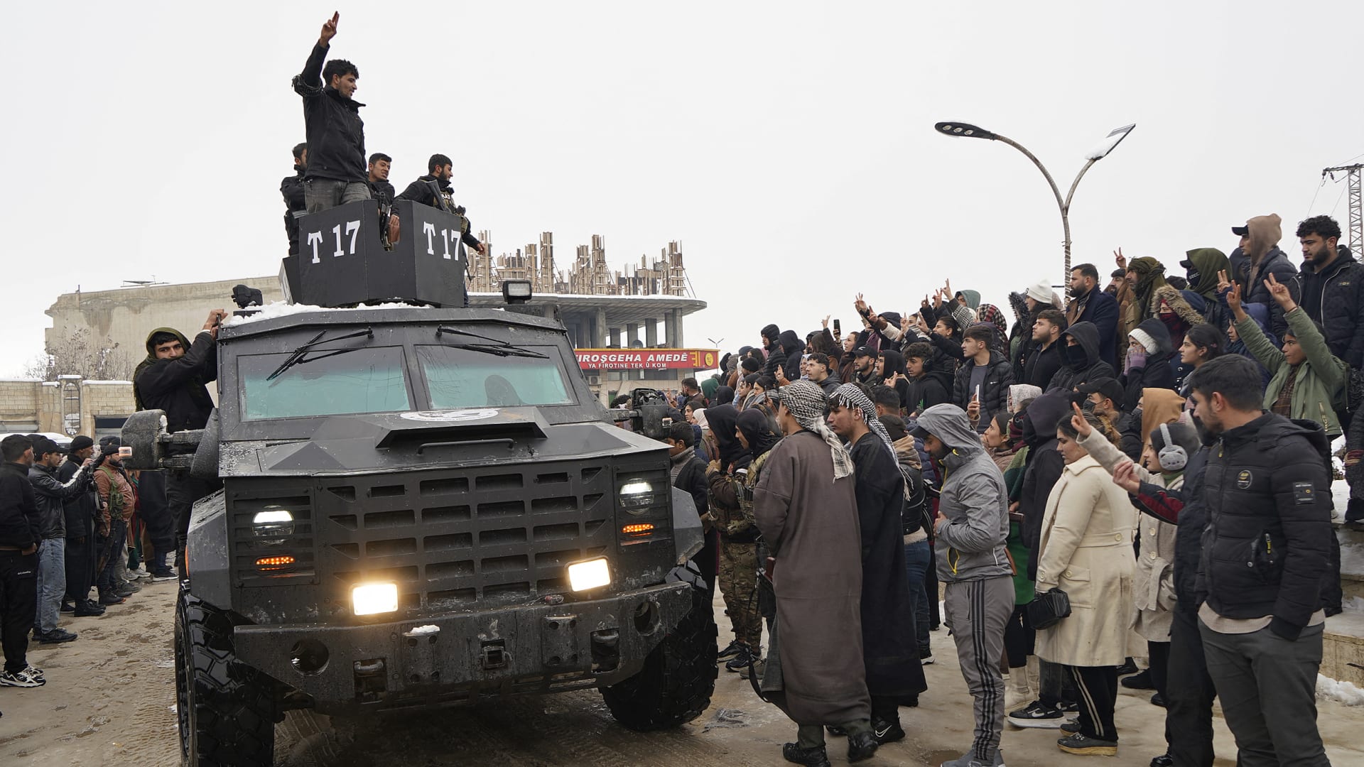 "قسد" توضح بعد صور مقاتلها مع جثث جنود بالجيش السوري جنوب كوباني