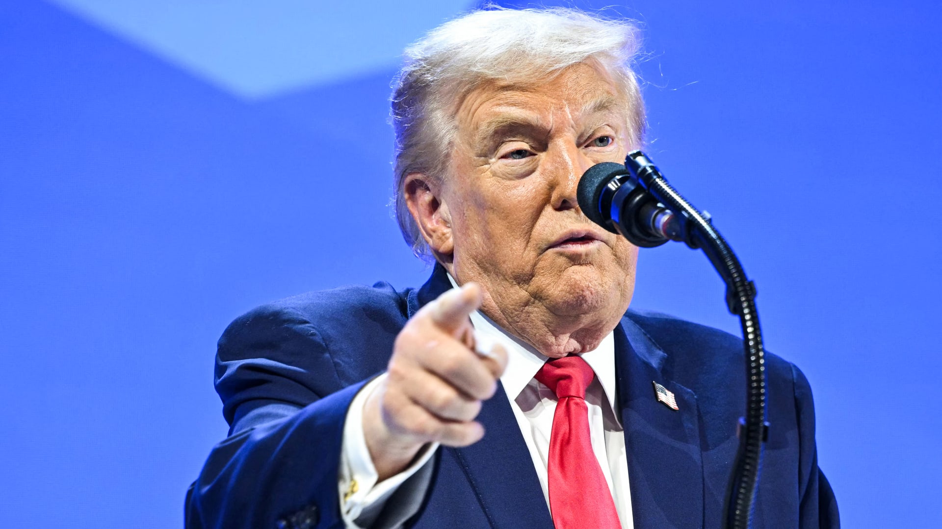 ملياردير إماراتي يرد على ترامب وتحية وجهها له خلال كلمة في دافوس