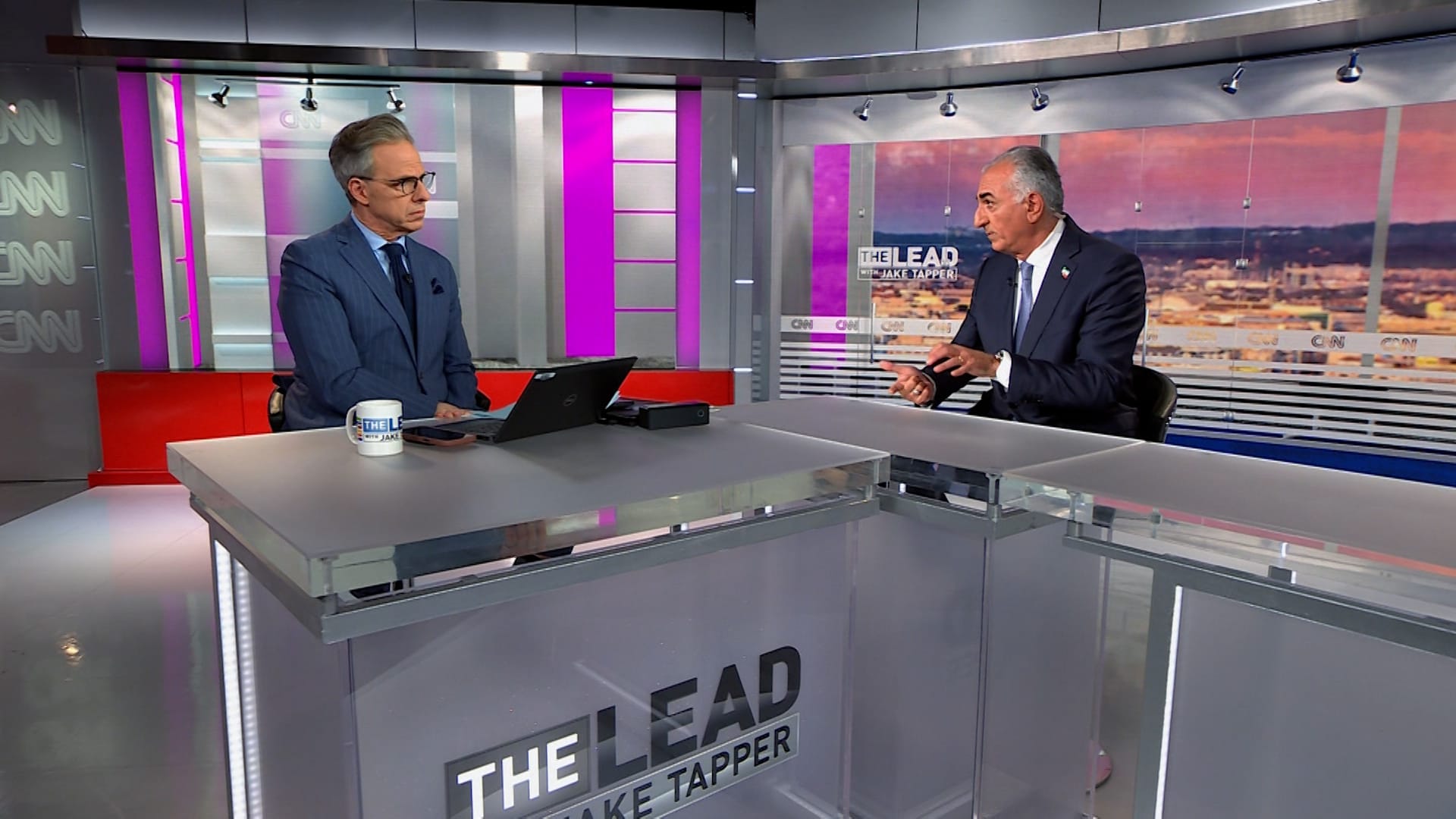 نجل شاه إيران المخلوع يدعو إلى شن غارات جوية أمريكية لإسقاط النظام الإيراني