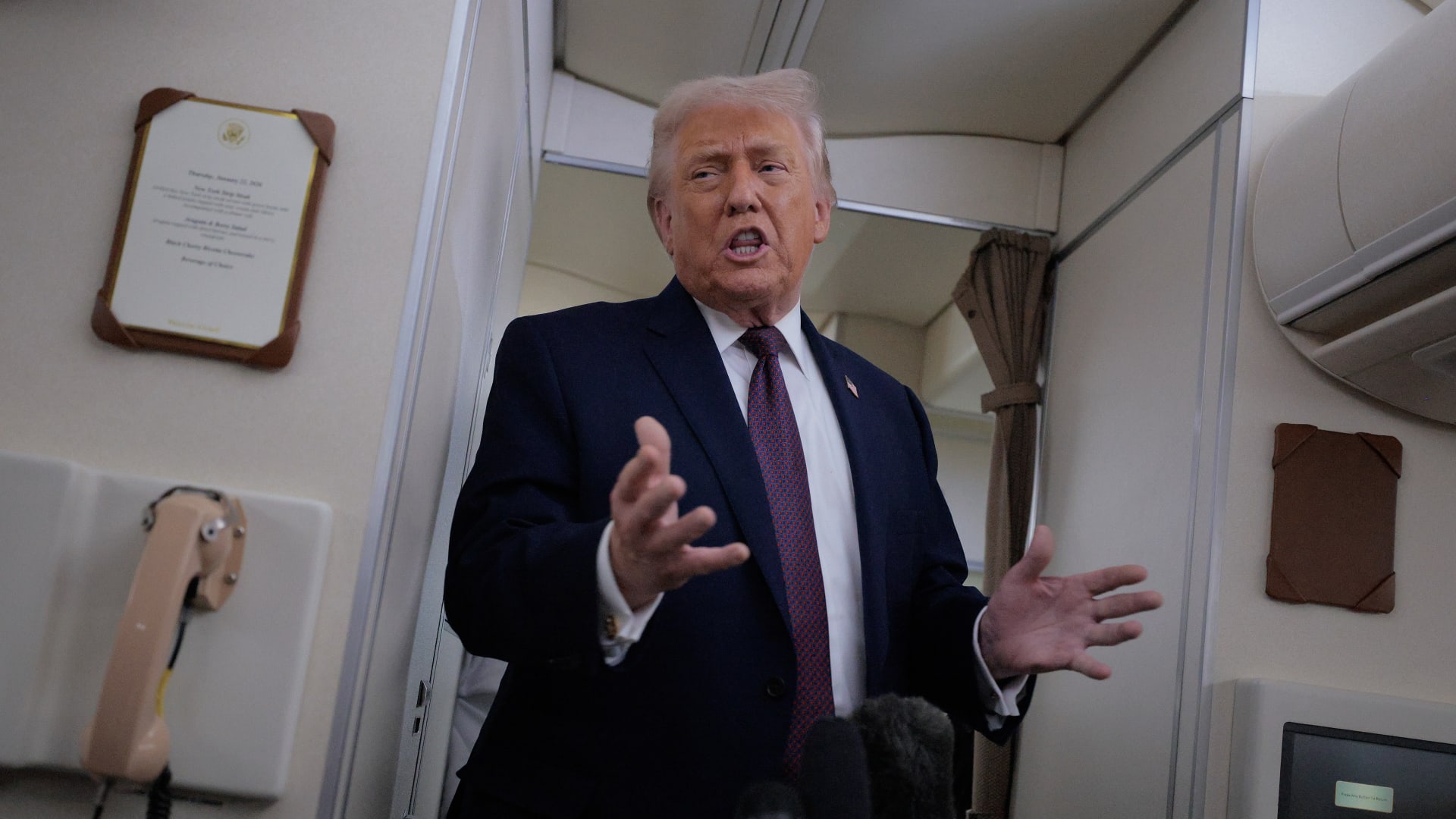 "يسير مع بطريق".. البيت الأبيض ينشر صورة معدلة لترامب في غرينلاند ويعلق عليها