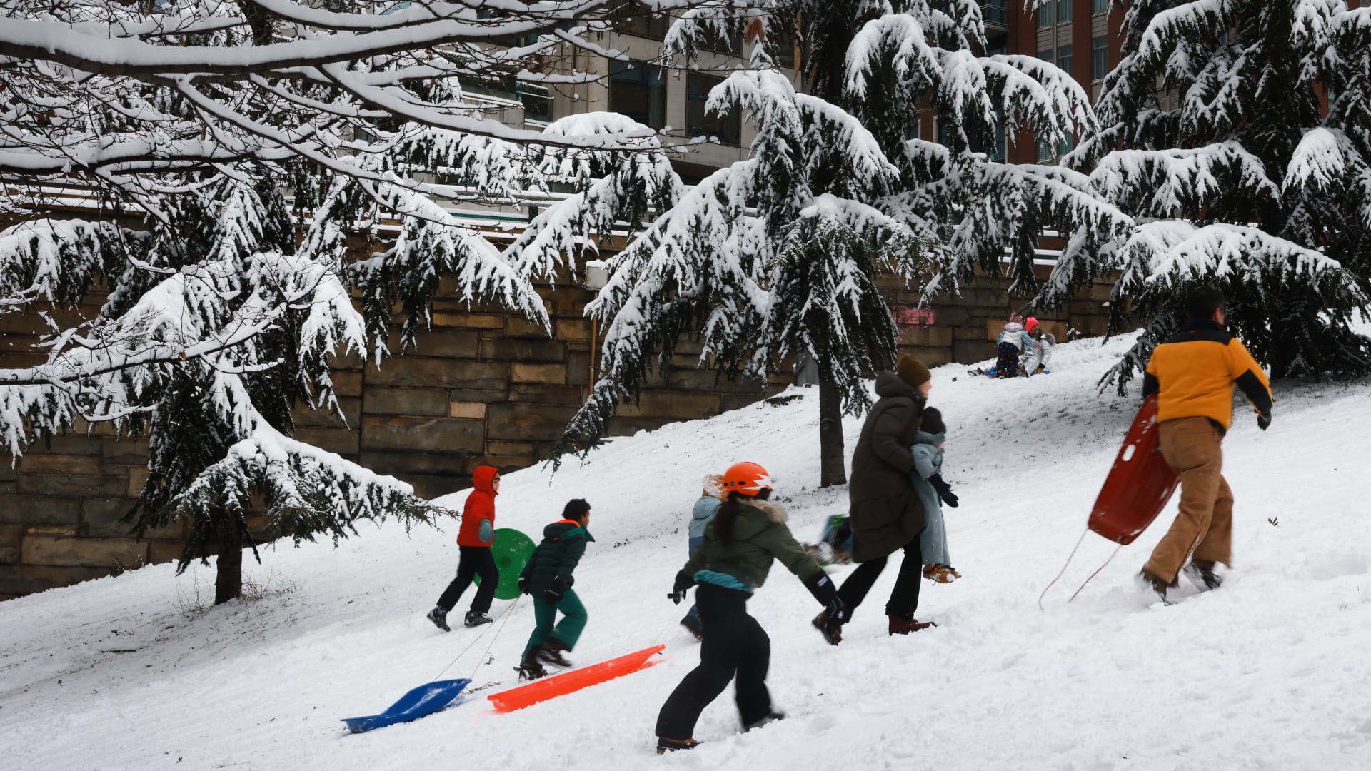 عاصفة "تاريخية" تضرب أمريكا.. حالة طوارئ في 18 ولاية وترامب يتابع وإلغاء آلاف الرحلات الجوية