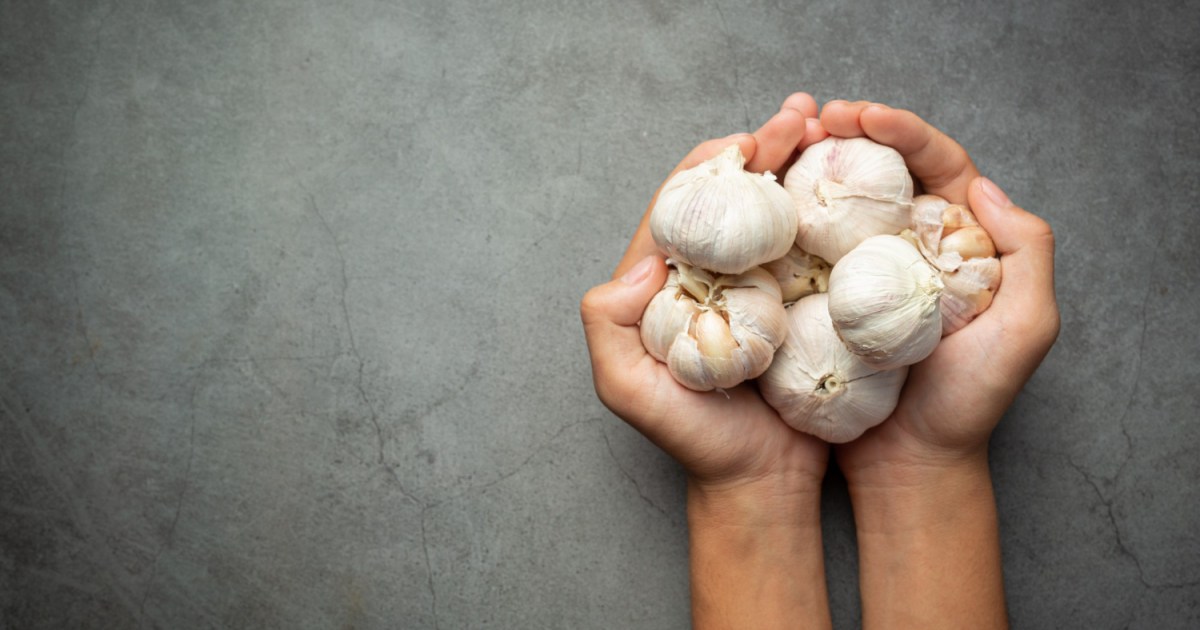 وداعًا لرائحة الثوم.. 9 طرق فعالة لتنظيف أصابعك