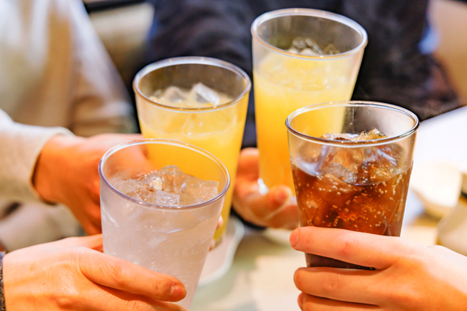 منظمة الصحة العالمية.. انخفاض أسعار المشروبات السكرية والخمور يفاقم الأمراض