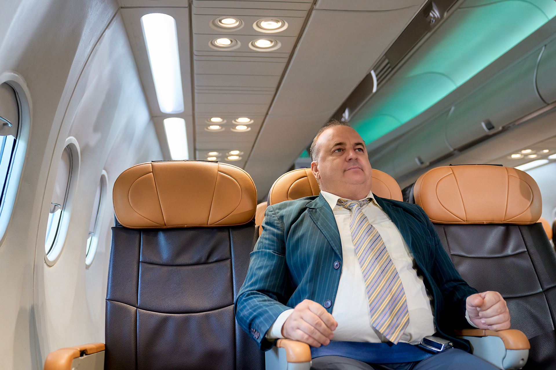 كرة سلة ومنشفة.. 8 حيل لراحة الظهر في رحلات الطيران الطويلة