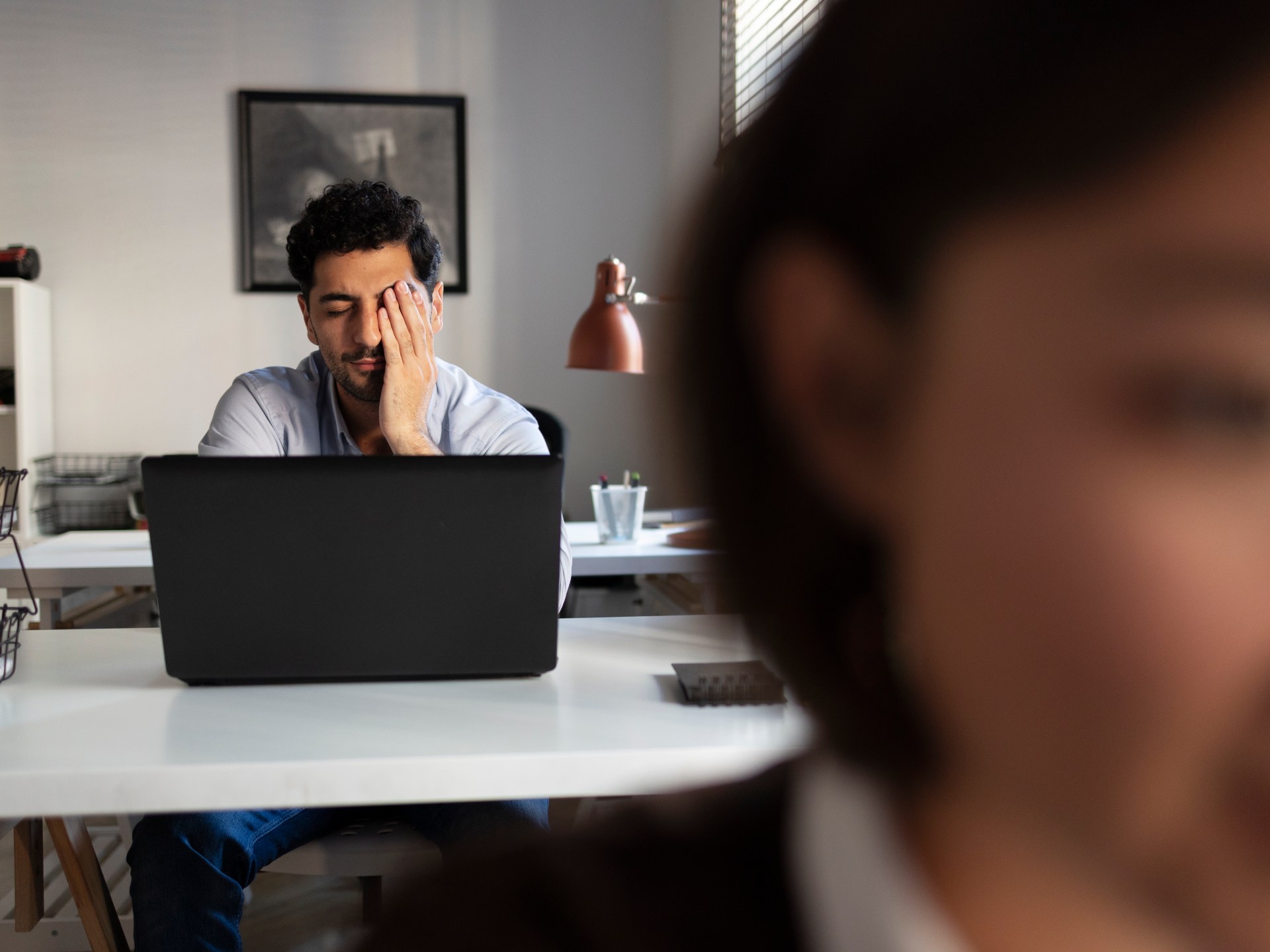 الرجال لا ينهارون! كيف تُنتج ثقافة القوة إرهاقا صامتا؟