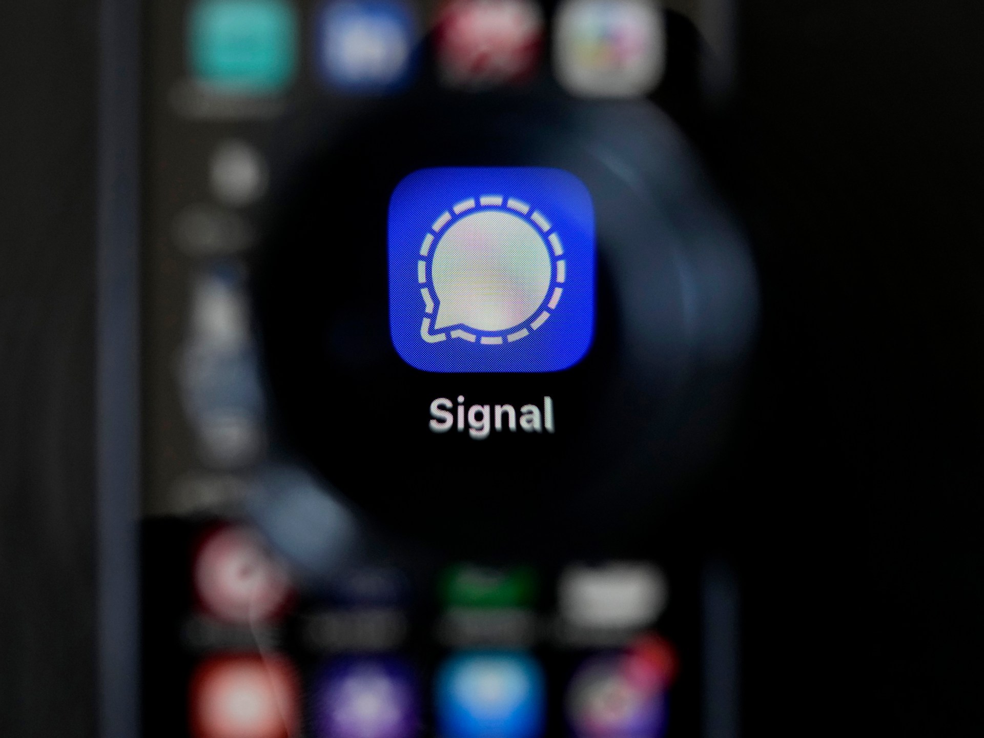 بعد تغريدات ترامب الأخيرة.. لماذا اختار الرؤساء "سيغنال" دونا عن غيره؟