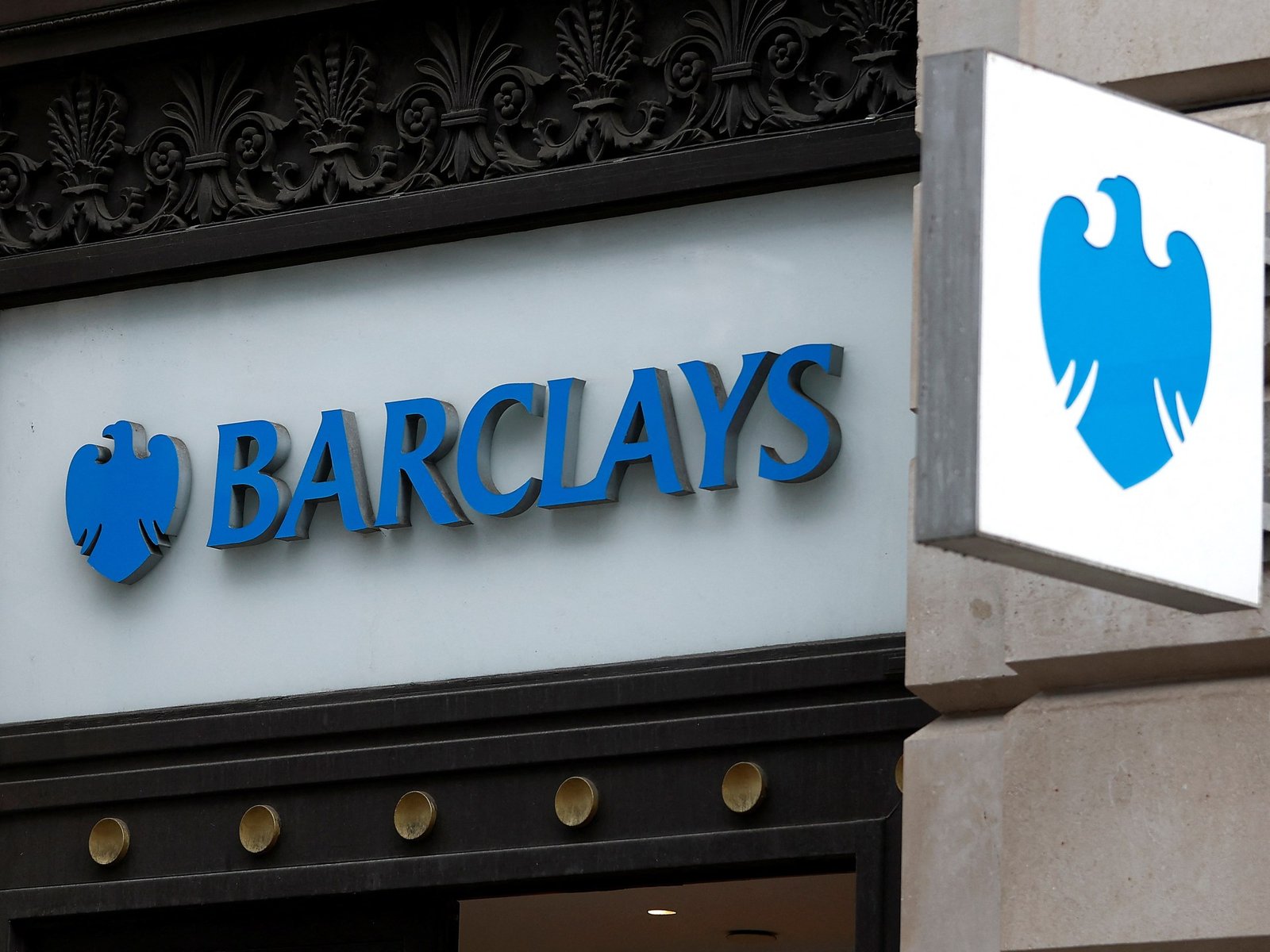 3 أسهم تحت الأضواء.. ماذا ينتظر البنوك البريطانية في 2026؟ 1 Barclays 13 01 25 1768317842