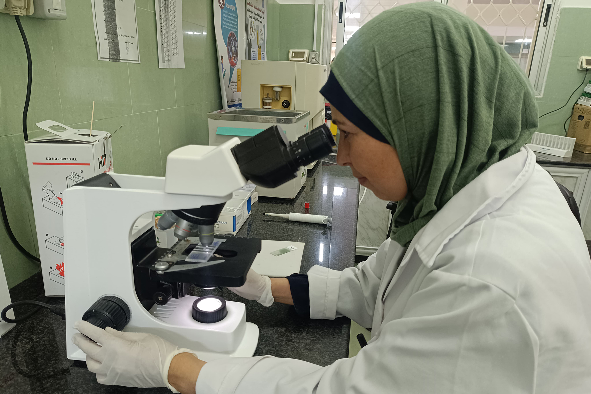 نقص المستلزمات المخبرية يهدد الرعاية الصحية في غزة