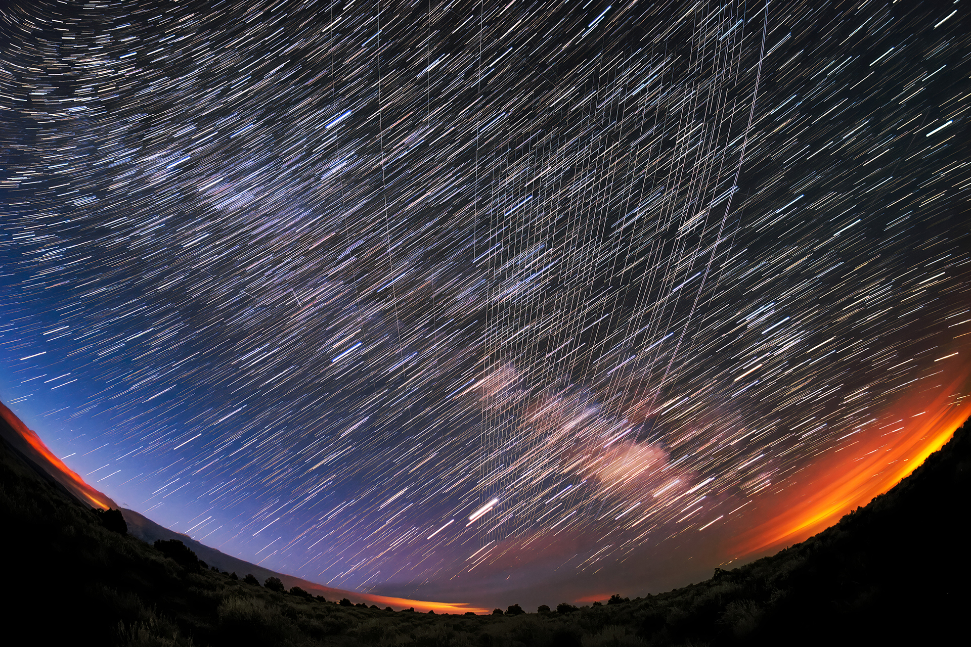 عندما يزدحم الفضاء.. قصة أقمار "ستارلينك" بين ثورة الاتصال وكابوس الفلكيين