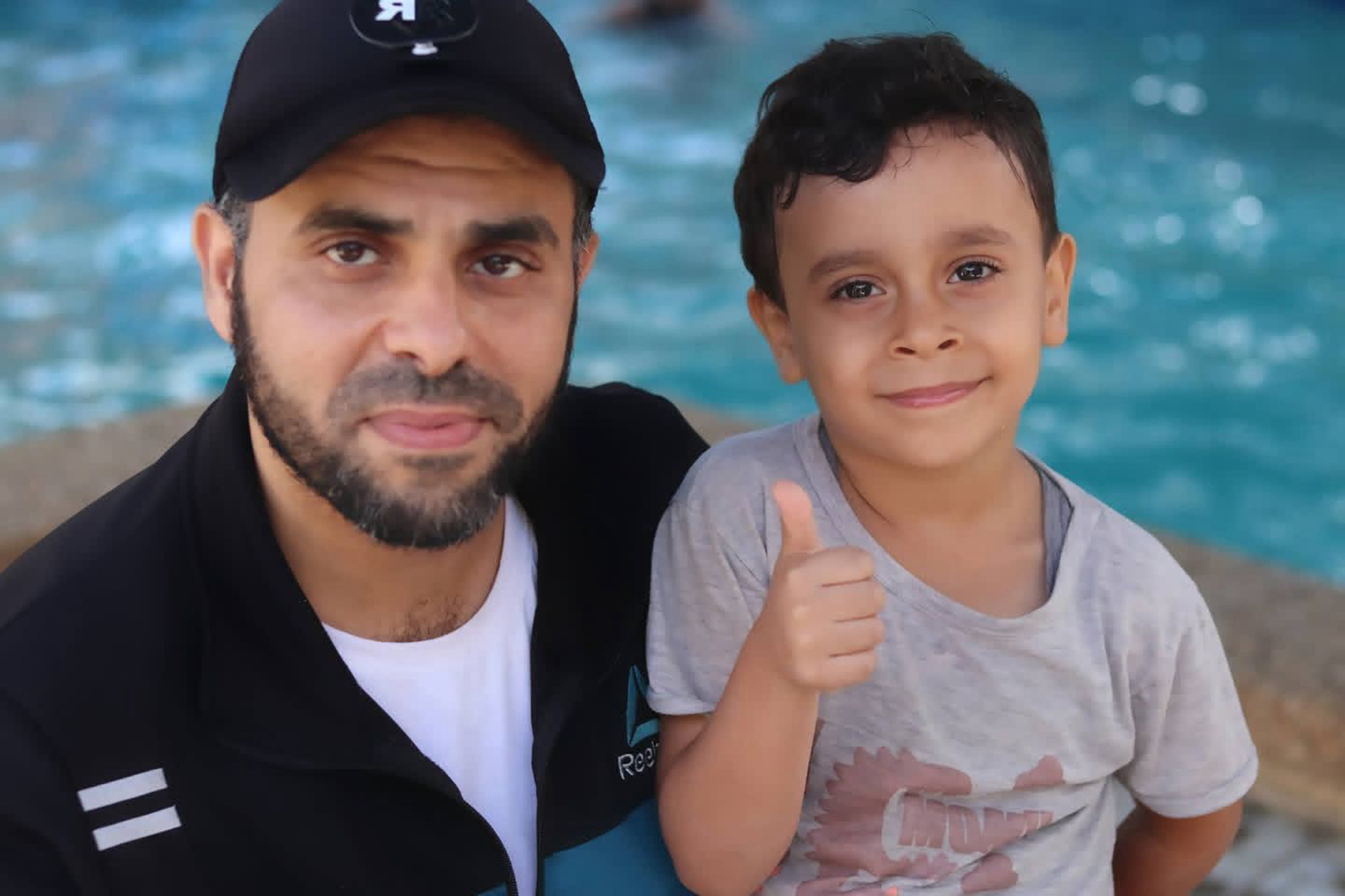 من المرأة التي وقفت خلف الملثم؟