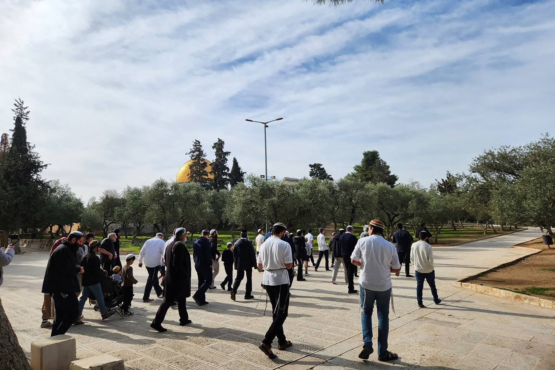 مئات المستوطنين يقتحمون الأقصى ومحاولات للاستيلاء على أراضٍ بالقدس