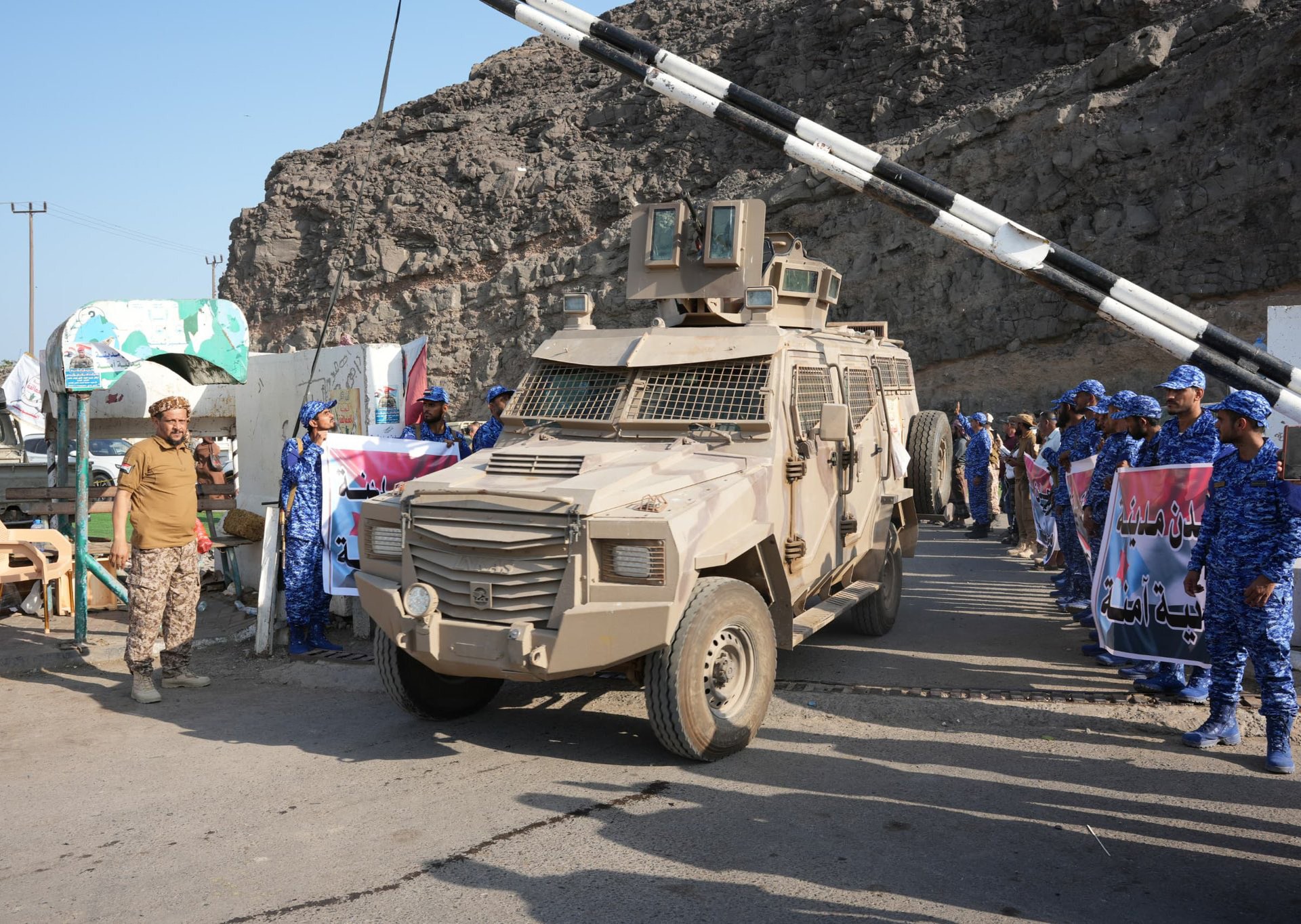 أولها جبل حديد.. بدء إخراج المعسكرات من عدن