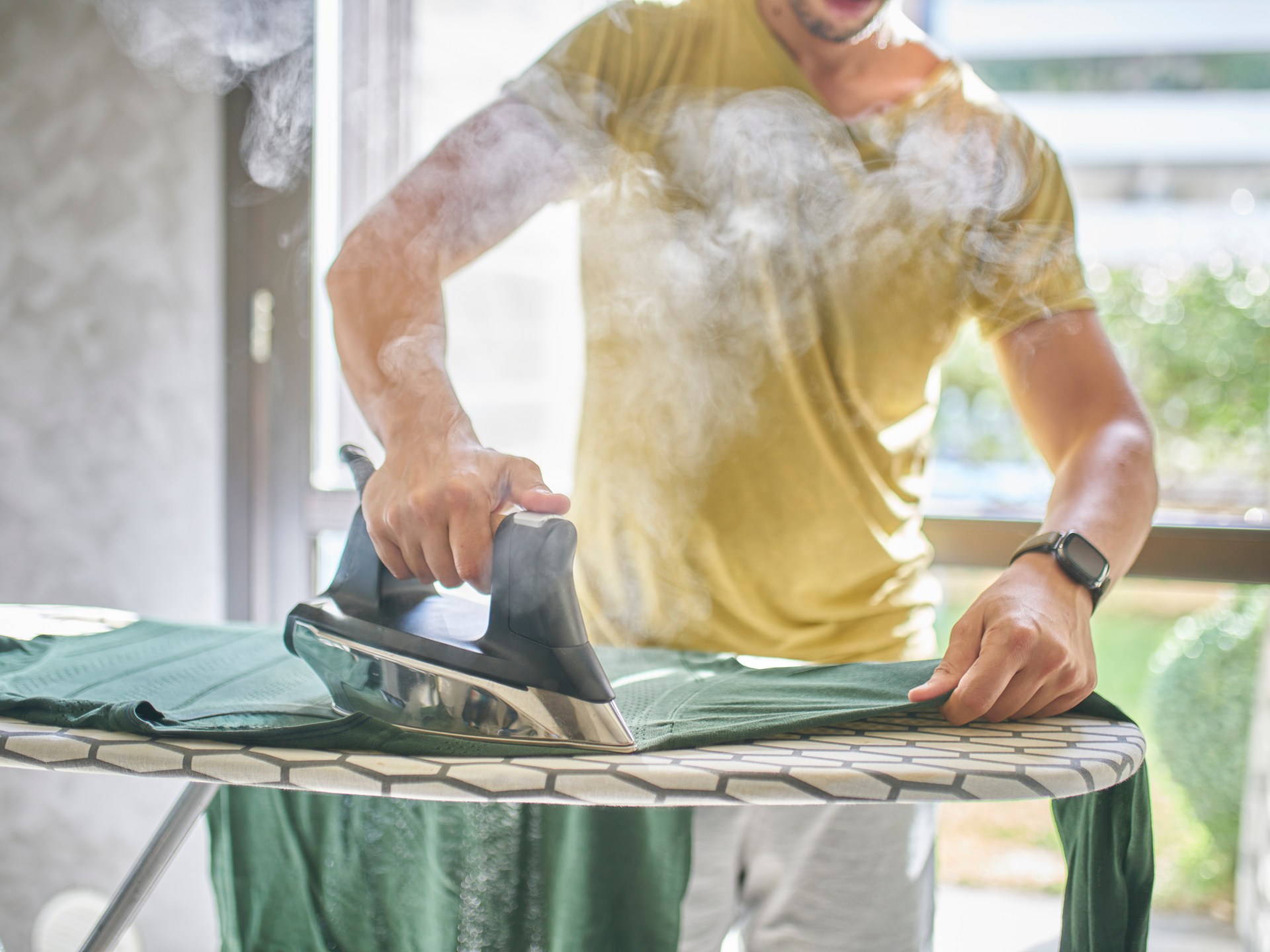 المكواة التقليدية أم جهاز البخار؟ دليل عملي لاختيار الأداة الأنسب لملابسك