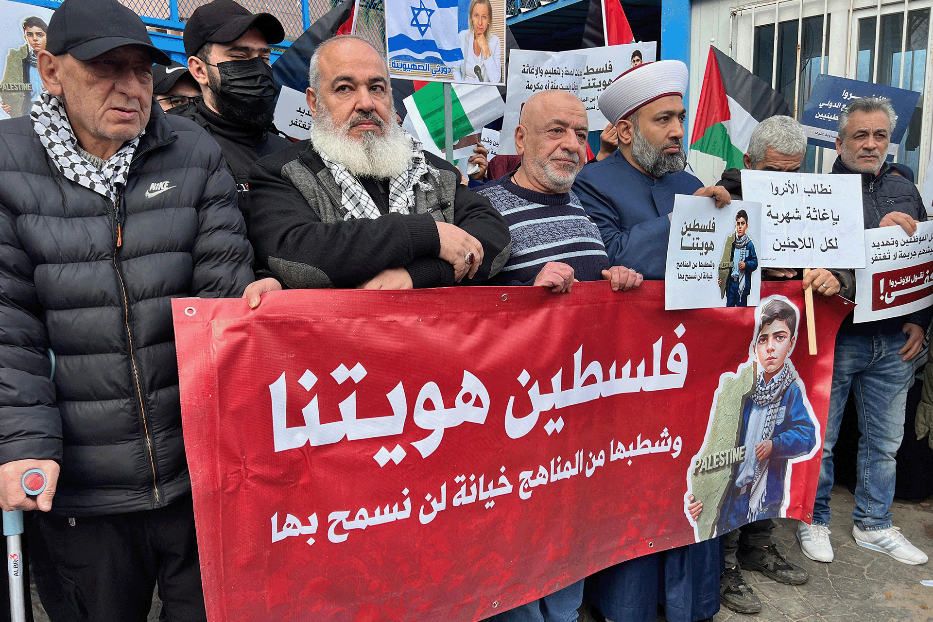 كيف رد الفلسطينيون في لبنان على حذف اسم فلسطين من مناهج الأونروا؟