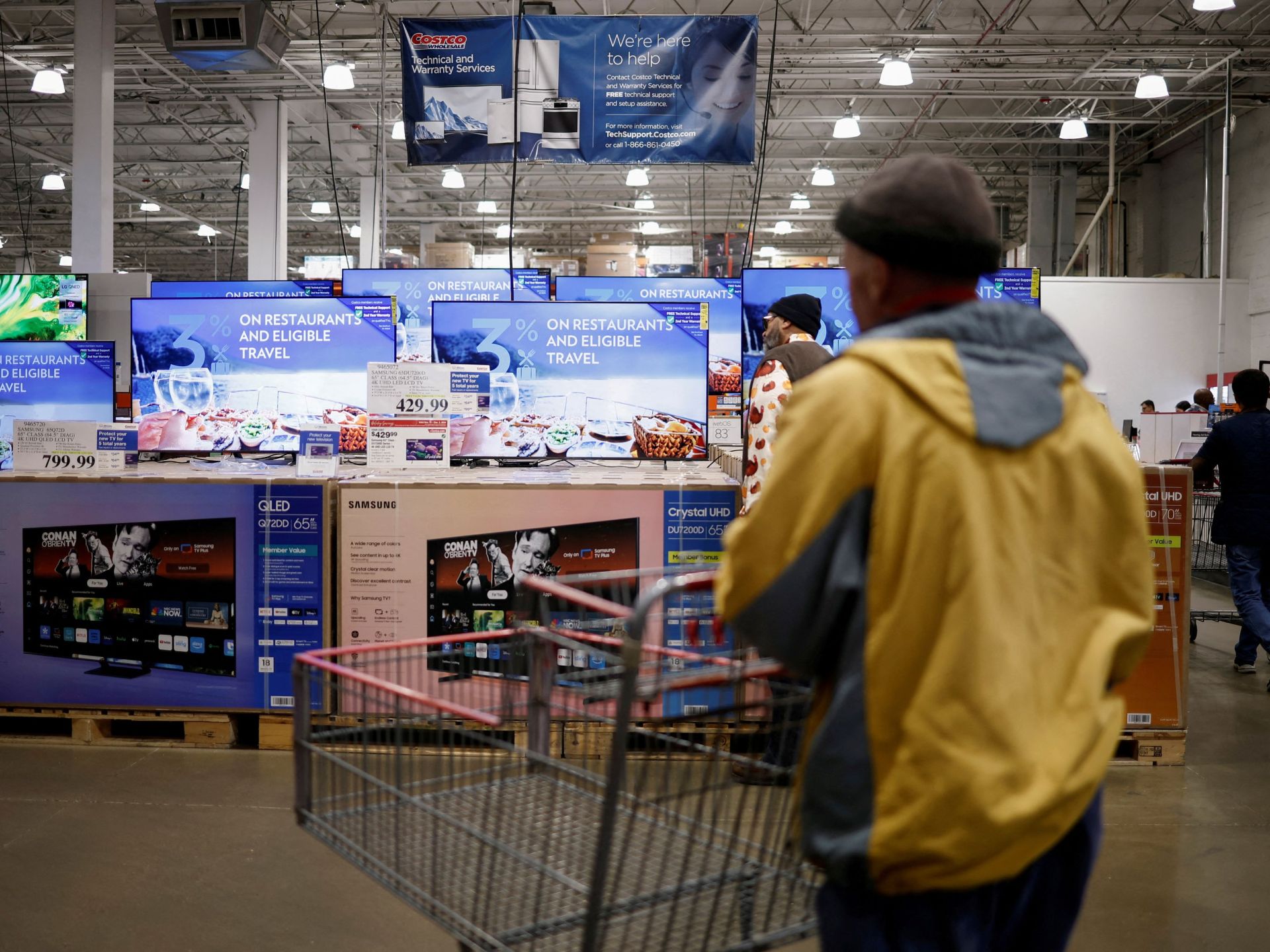 بلومبيرغ: رسوم ترامب ضريبة مقنعة يدفعها الأميركيون لا الخارج