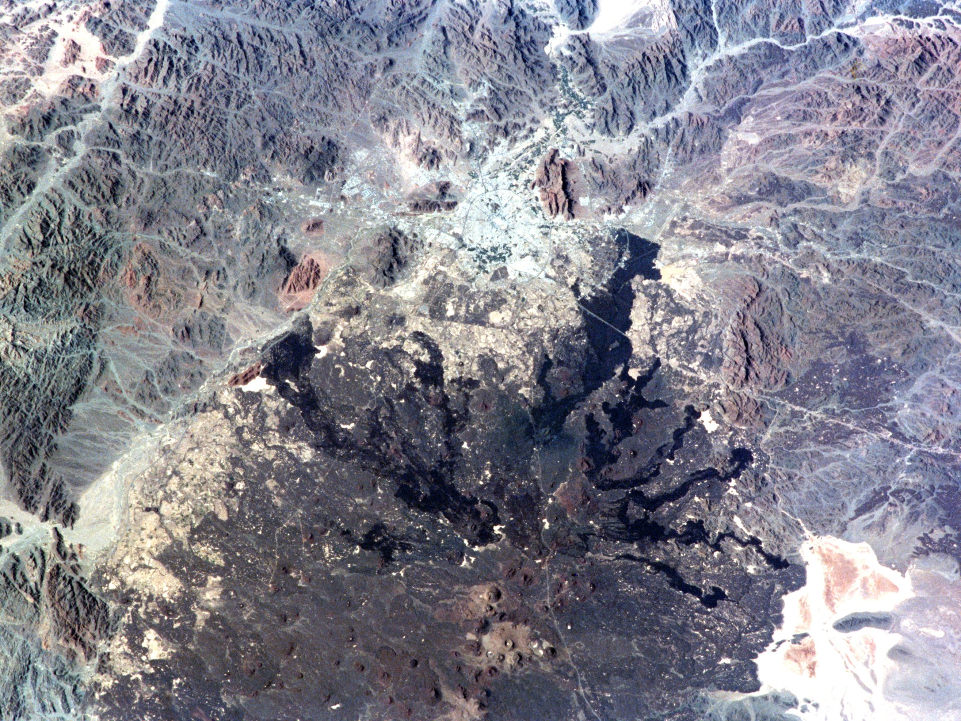 حرّة لونير السعودية.. كيف تراقب "بركانا صامتا" من الفضاء؟