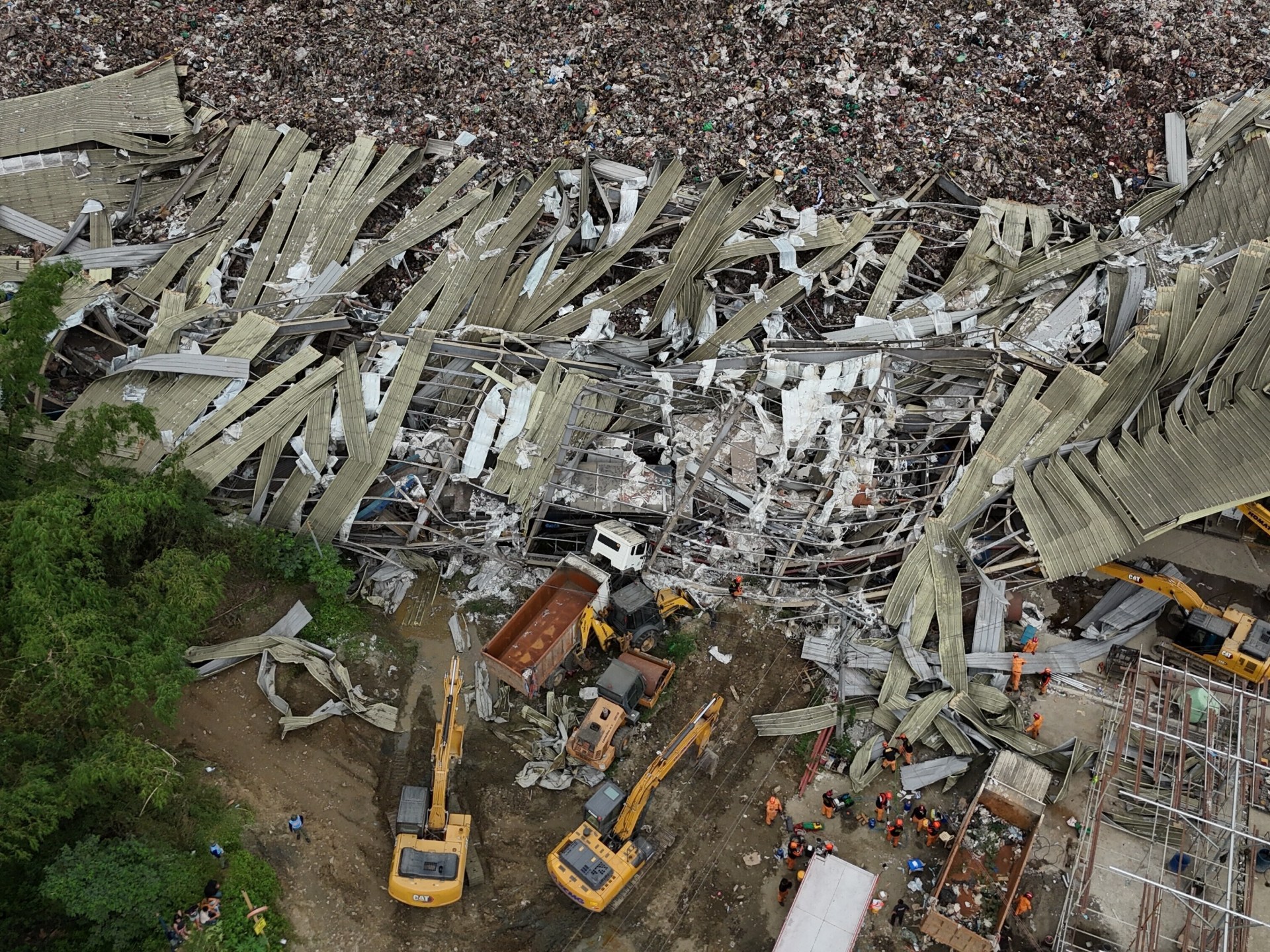 فرق الإنقاذ تواصل البحث عن عشرات المفقودين تحت أكوام النفايات بالفلبين