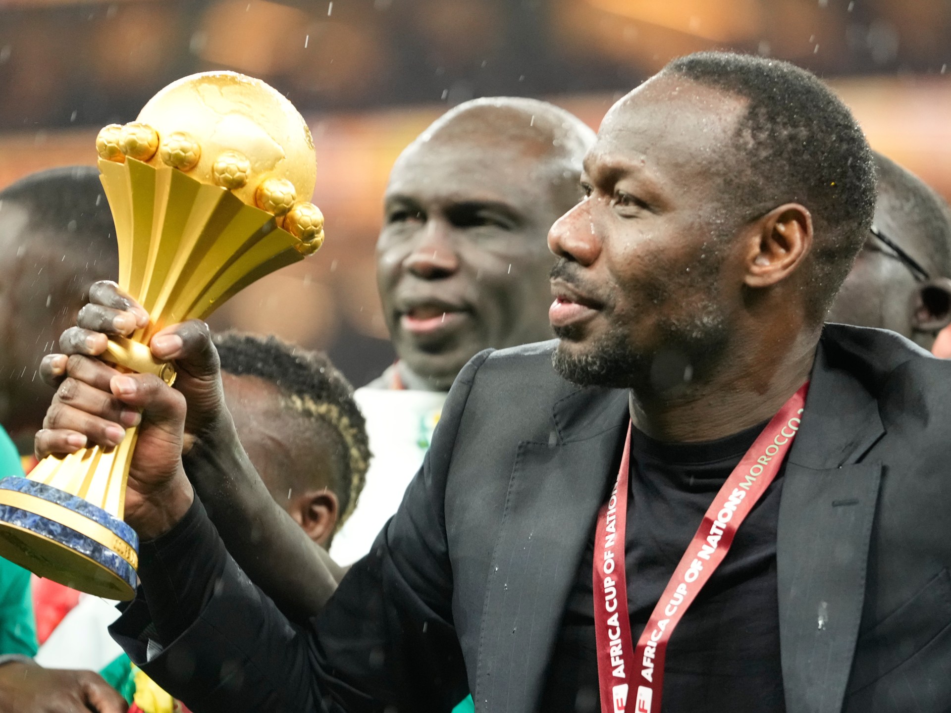 مدرب السنغال يبرر تصرفاته في نهائي كأس أفريقيا ويشيد بالتنظيم المغربي