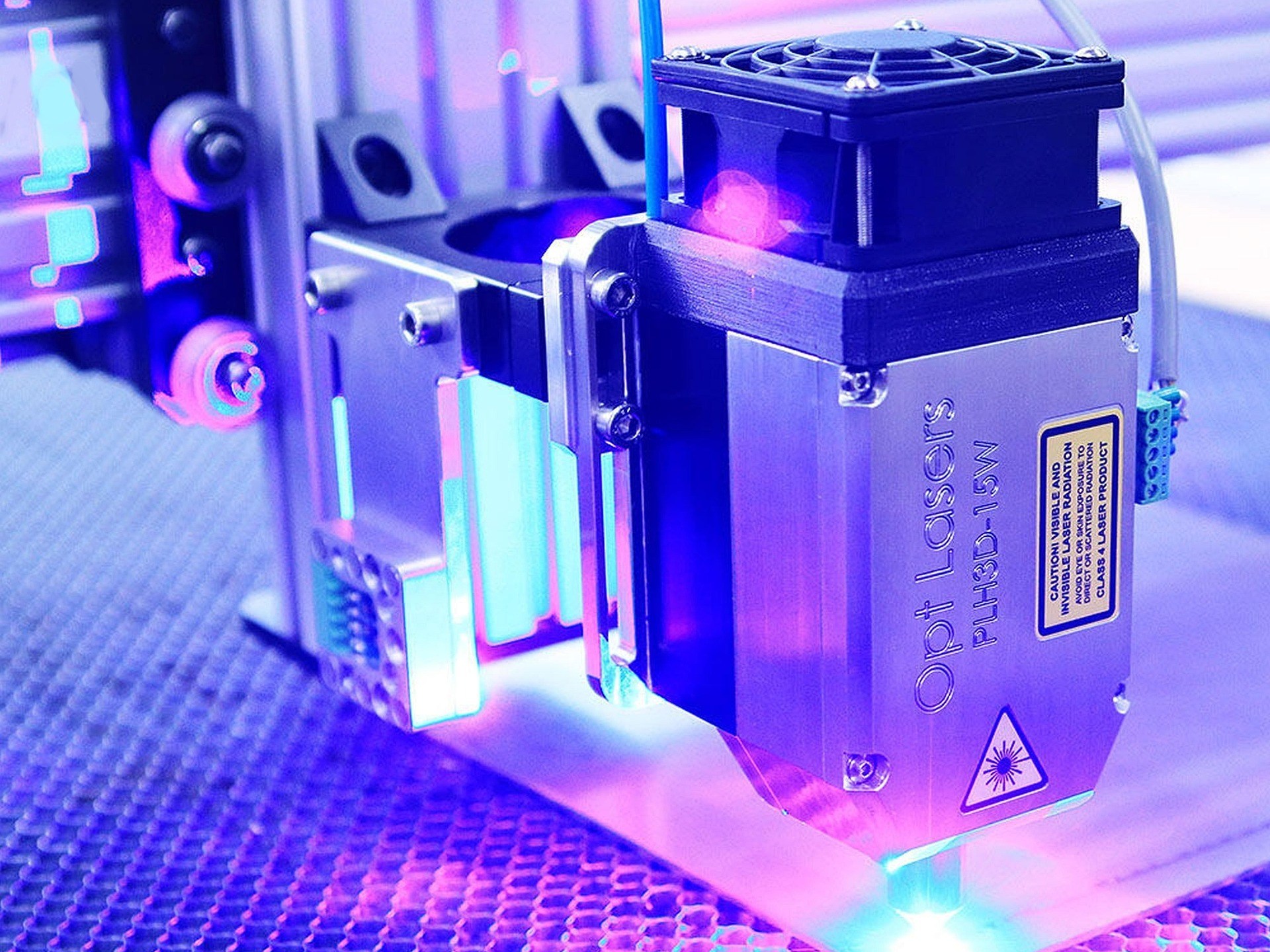 أينشتاين على شريحة: عندما "ينحني" مسار الإلكترون بفعل هندسة خفية