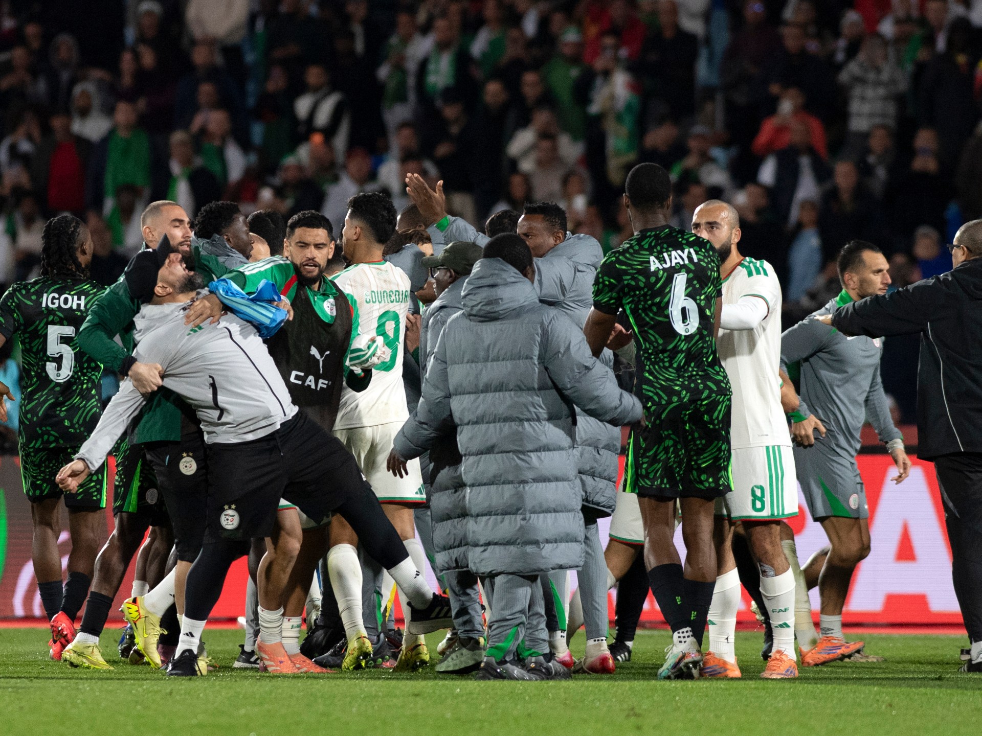 "كاف" يعاقب منتخب الجزائر بغرامة 100 ألف دولار وإيقاف لاعبين