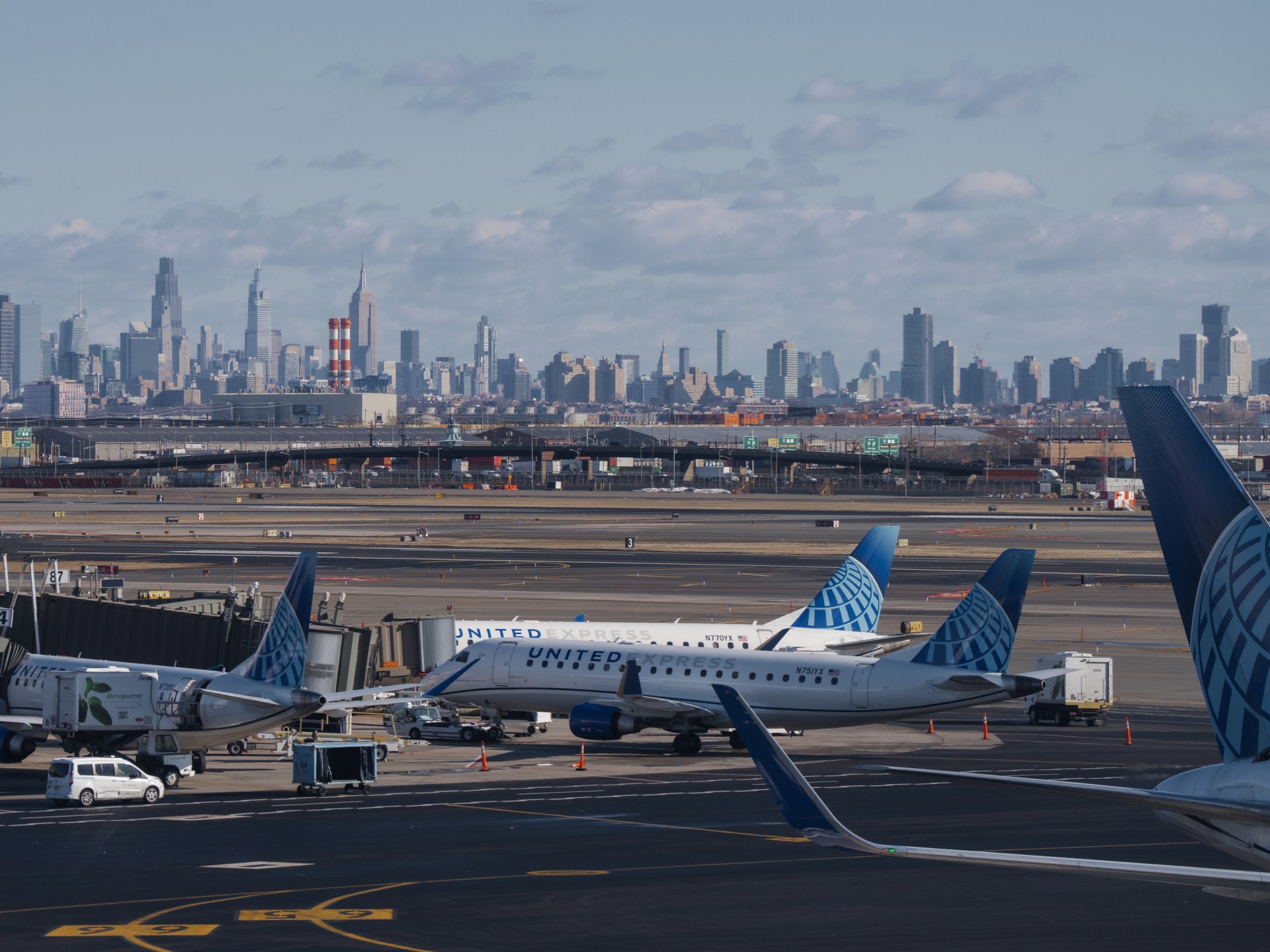 هبوط مرعب بأورلاندو.. طائرة أميركية تفقد عجلتها الأمامية وتنجو من كارثة