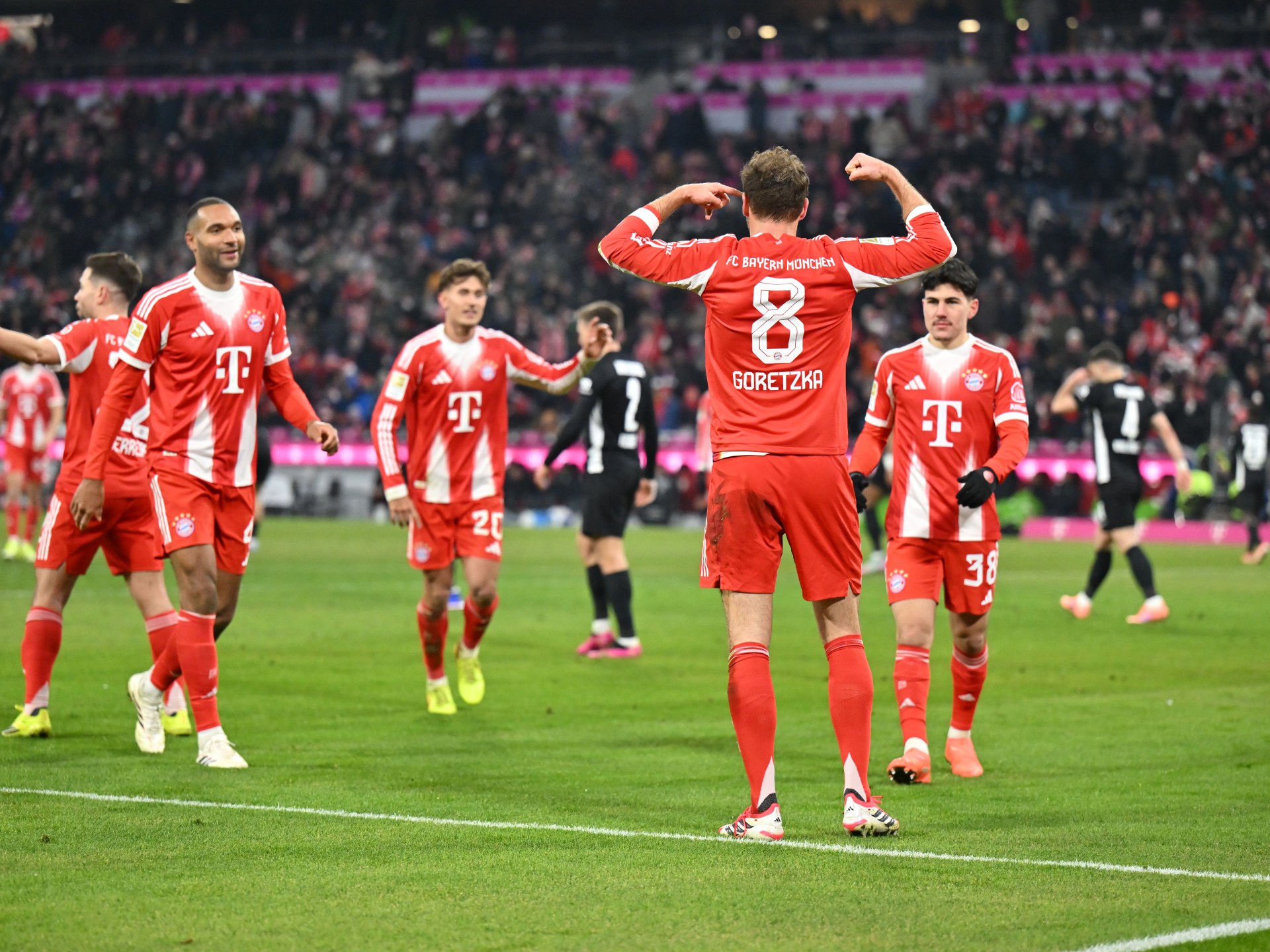 بايرن ميونخ يستغل الأهداف العكسية ويسحق فولفسبورغ بالدوري الألماني