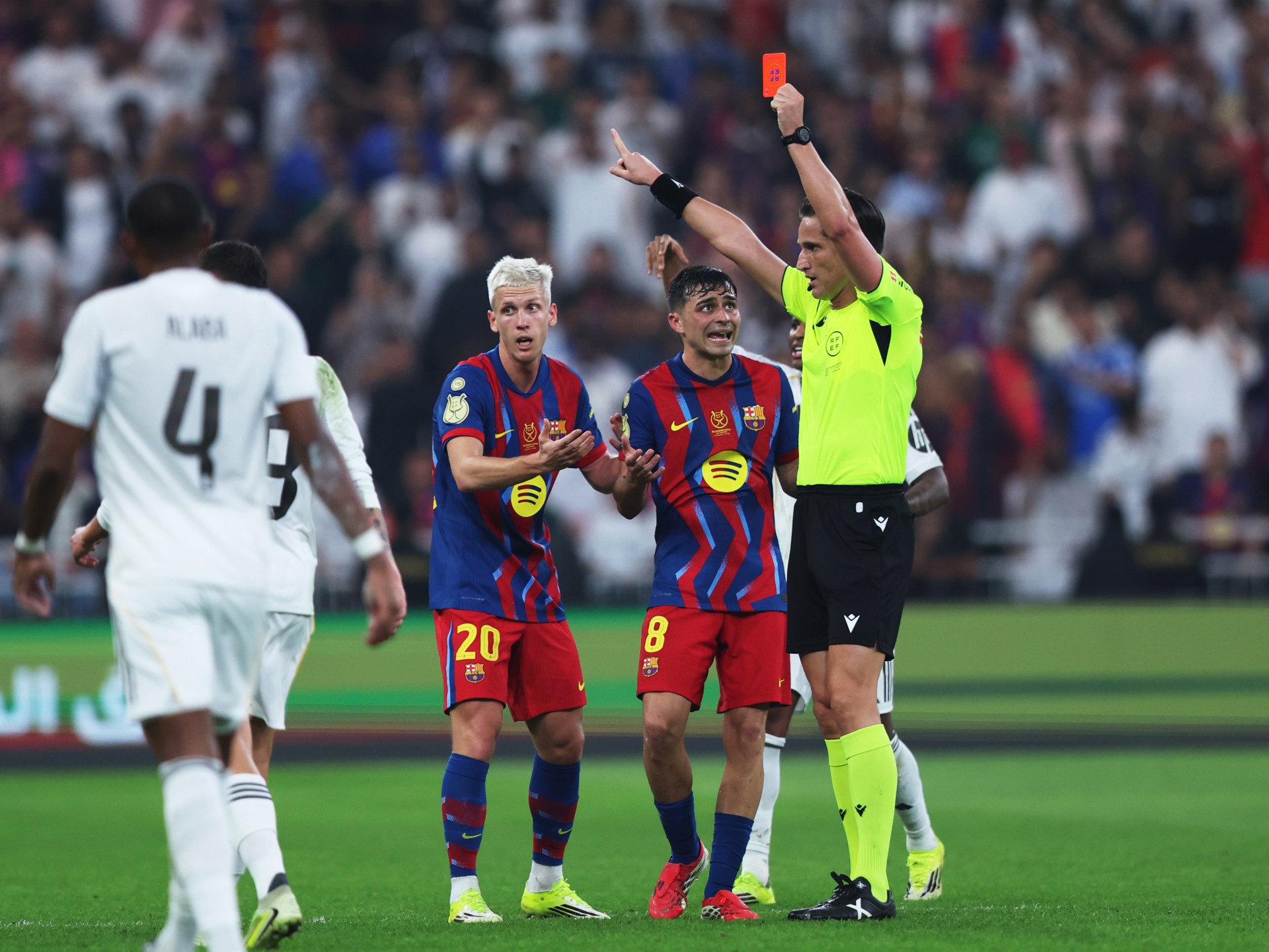 جدل تحكيمي حول قرارات حكم مباراة برشلونة وريال مدريد بكأس السوبر
