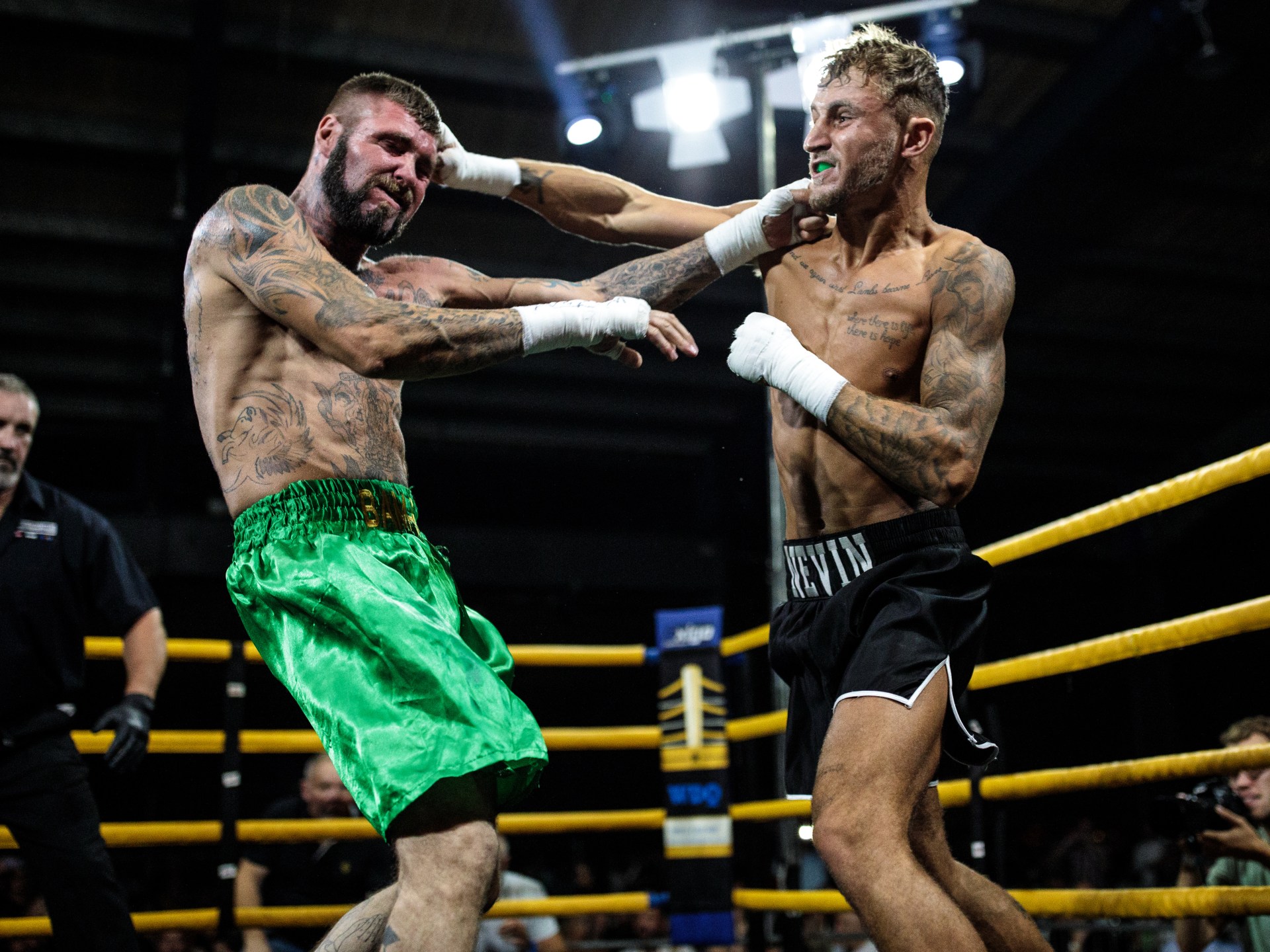 الملاكمة بالأيدي العارية تخرج من الظل لتخطف الأضواء