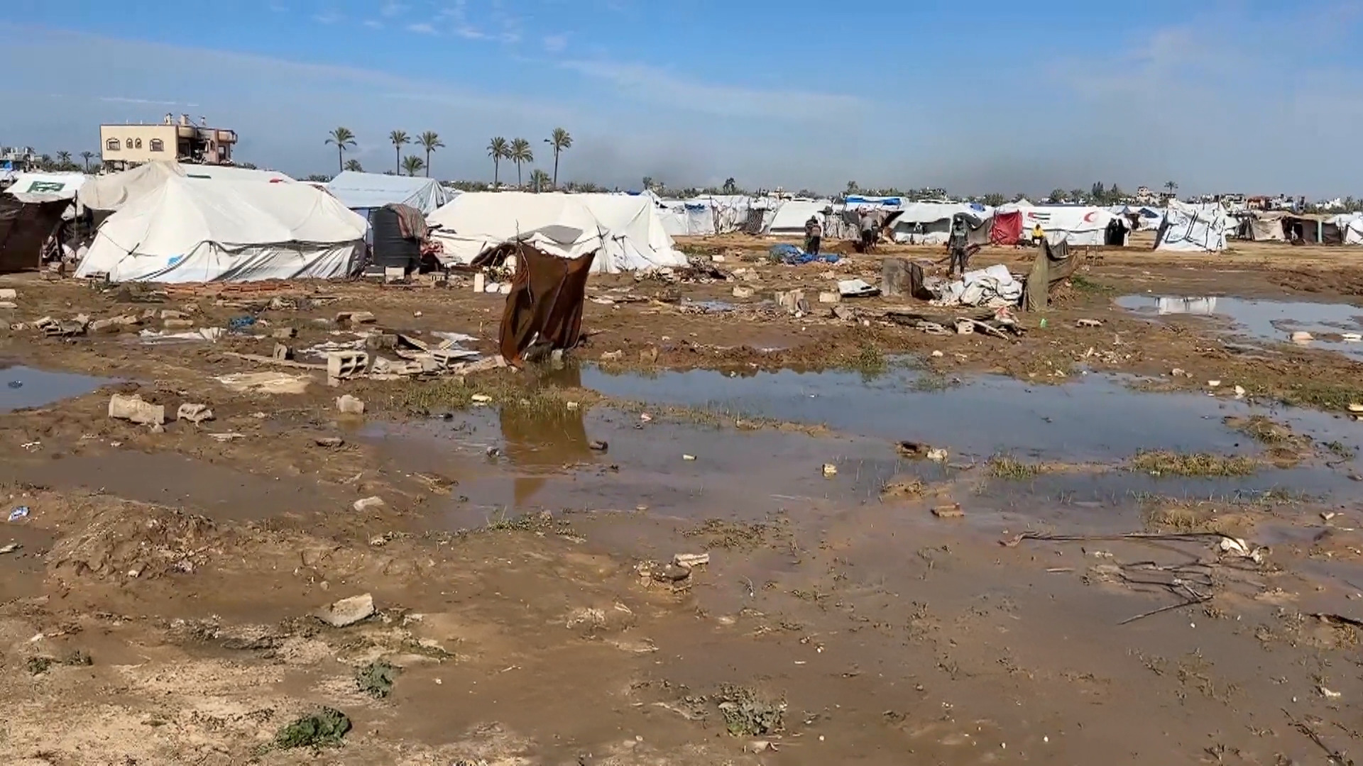 كيف يبدو حال النازحين في مخيمات غزة بعد المنخفض الجوي؟