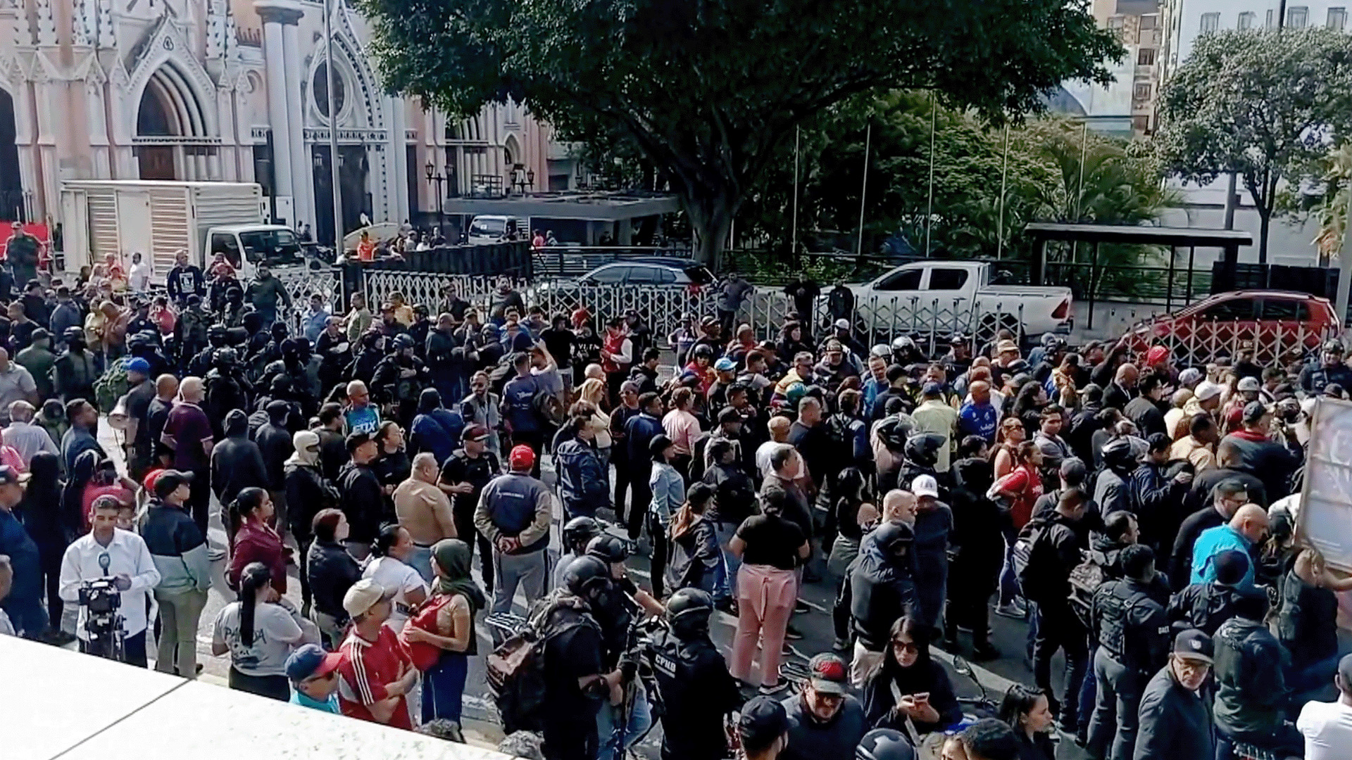فنزويلا بين روايتين.. كراكاس تؤكد استمرارية الحكم وواشنطن تتحدث عن مرحلة انتقالية
