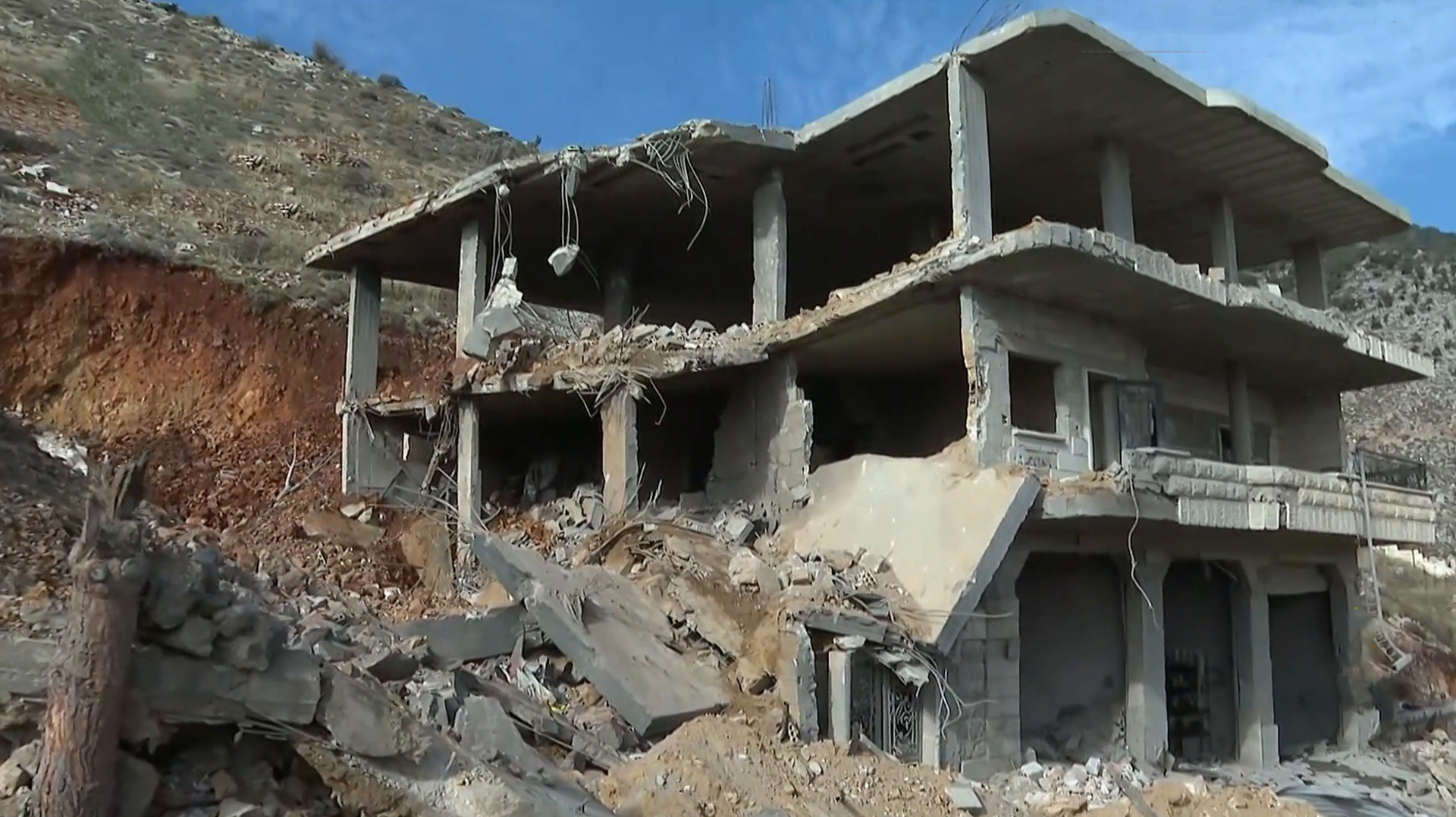 مراسلة الجزيرة ترصد آثار القصف الإسرائيلي على بلدة عين التينة في لبنان