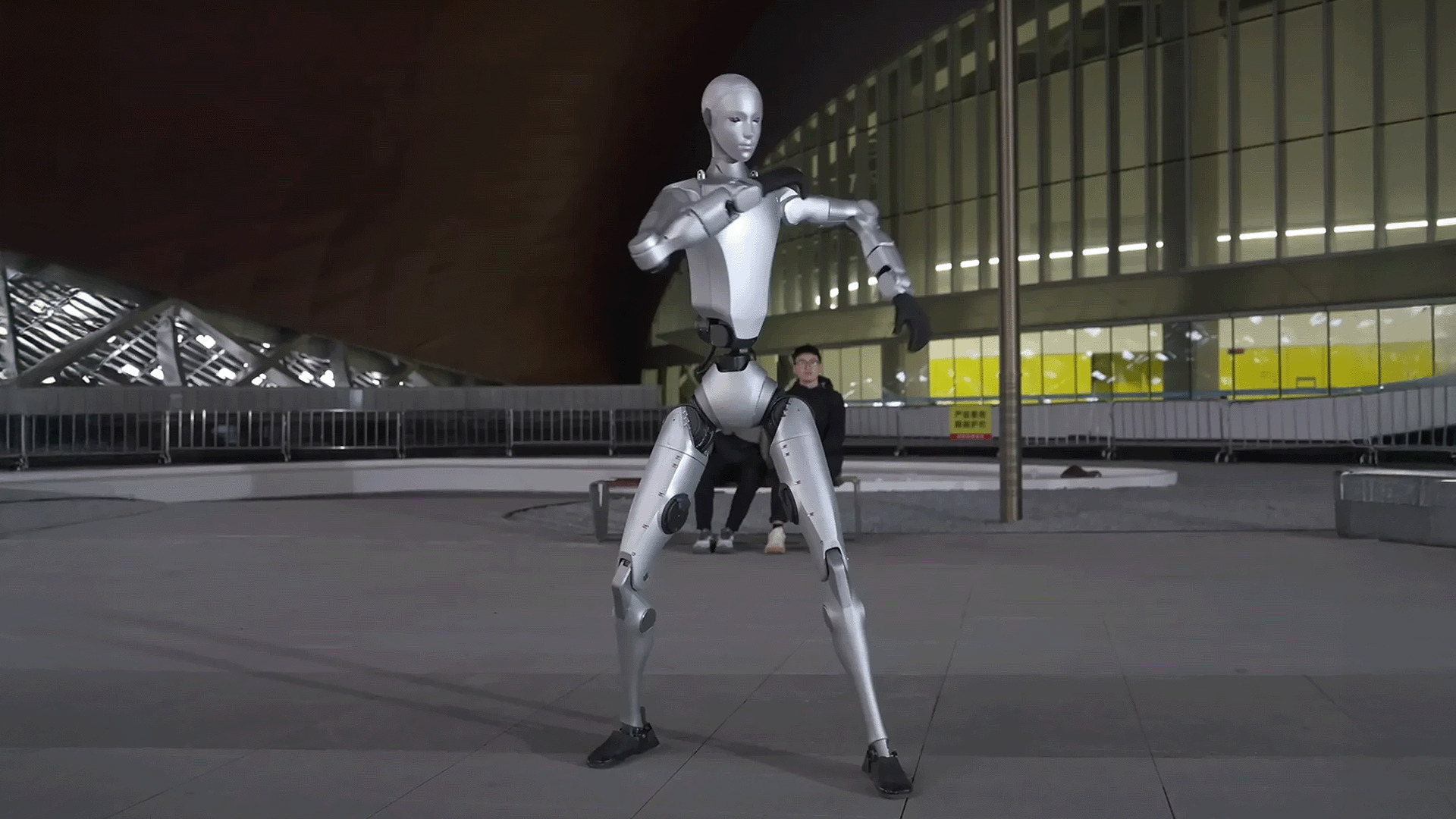 روبوت صيني يقاتل كالإنسان ويشعل المنصات بين خوف وإعجاب