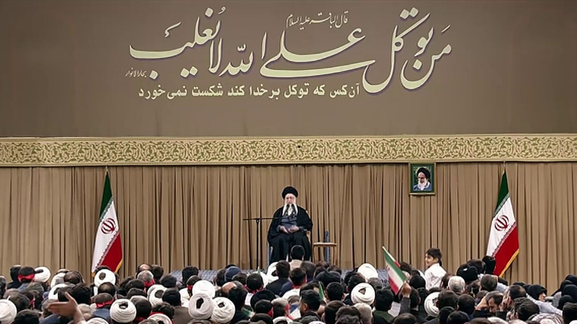 رسائل خامنئي بعد اتساع رقعة الاحتجاجات وتهديد ترامب